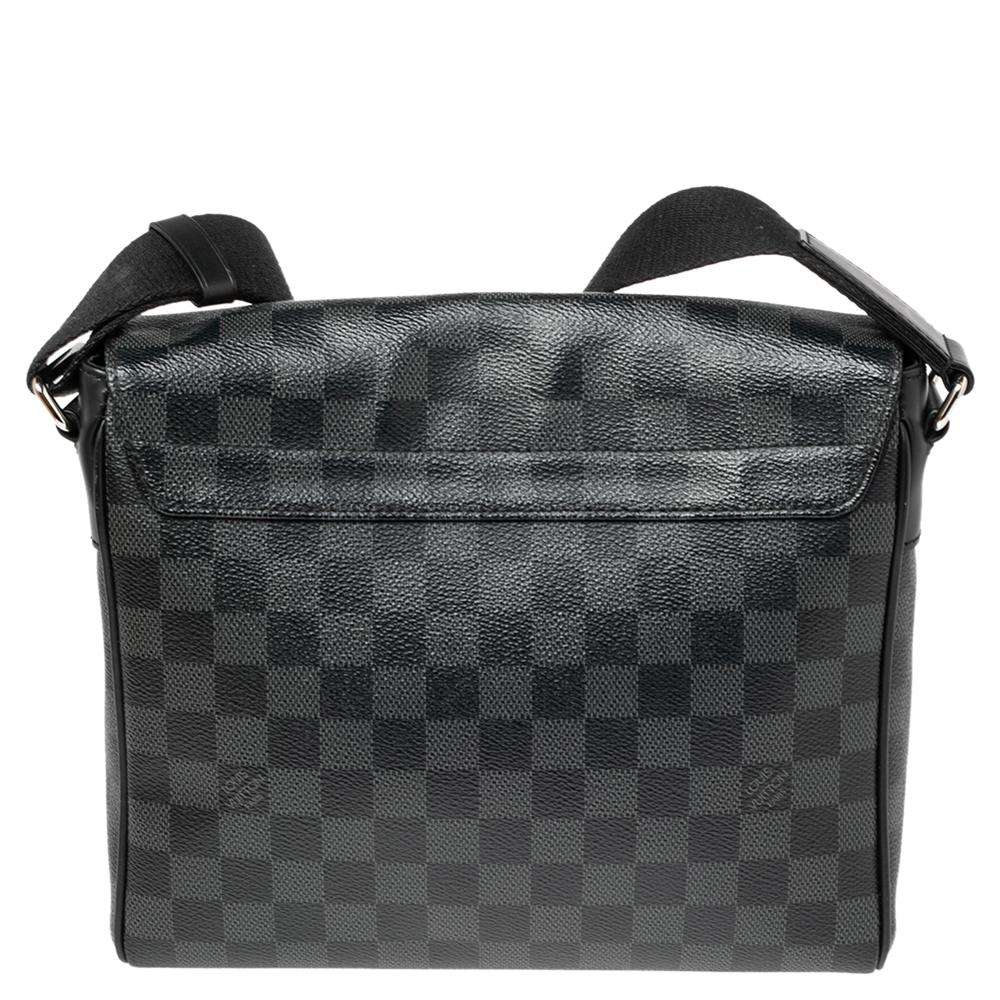 The District PM bag is another utilitarian design from the house of Louis Vuitton. Exuding the label's rich craftsmanship and creativity, the bag is crafted from Damier Graphite canvas into a spacious size. The full flap on the front opens to a