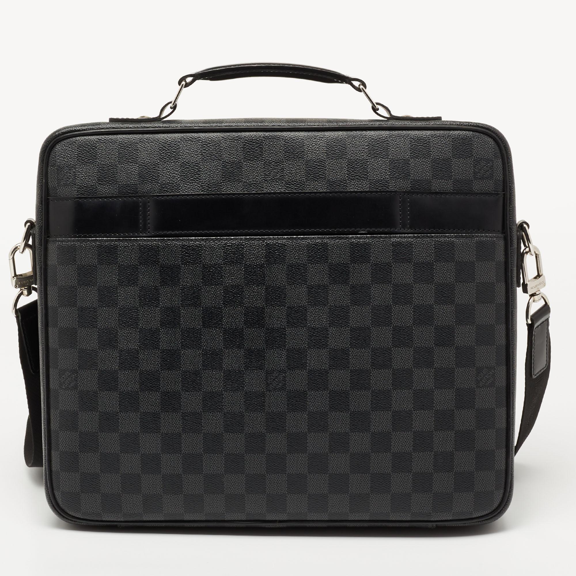 This Louis Vuitton Graffit Steve briefcase is an ultra-functional choice to carry your essentials! Crafted using Damier Graphite canvas into a sleek silhouette, the briefcase is perfect for frequent use. The top handle and detachable strap make it