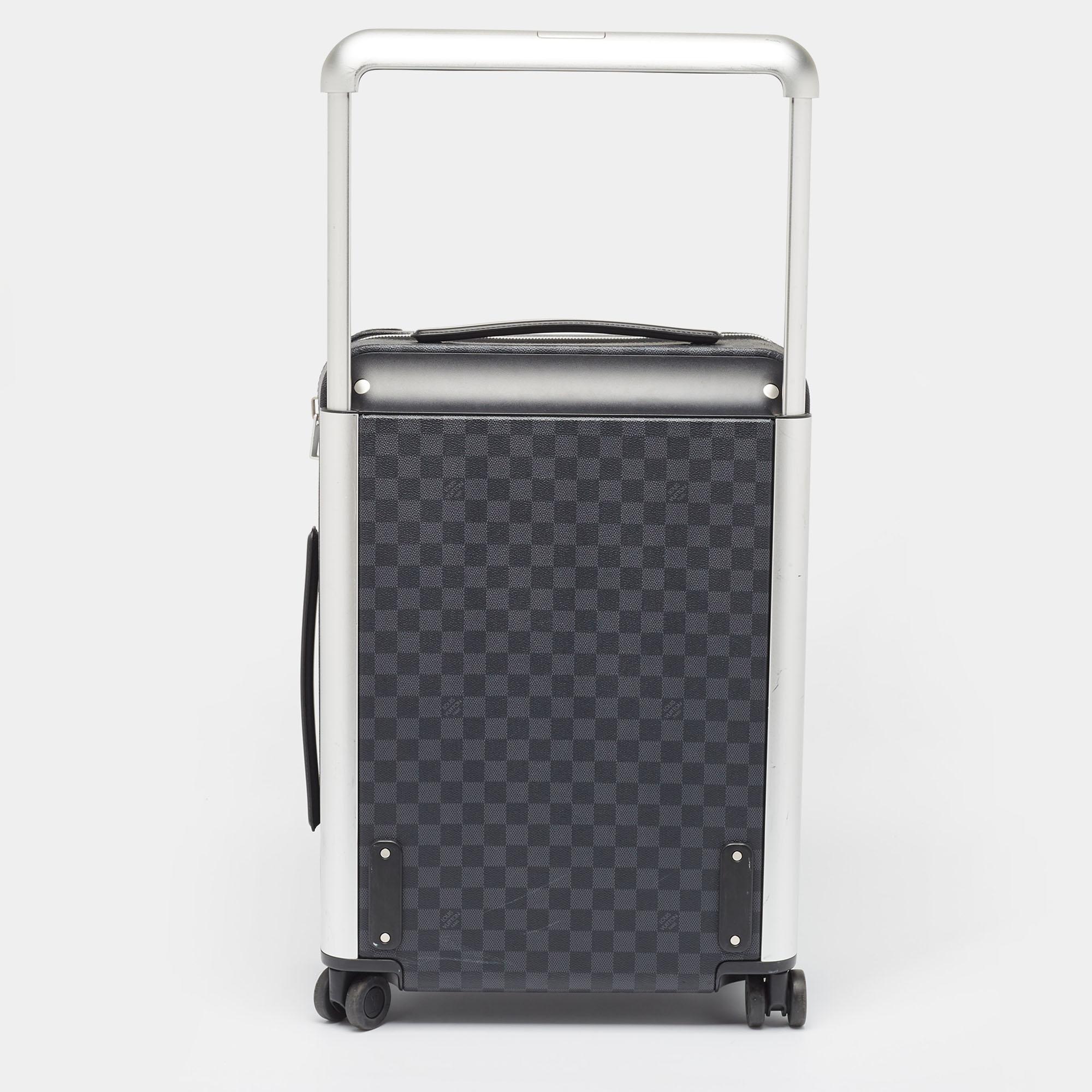 Dieser Koffer, der die legendäre Reisekunst von Louis Vuitton auf elegante Weise weiterführt, ist aus den charakteristischen Materialien gefertigt und besticht durch traditionelle Handwerkskunst und ein innovatives, modernes Design. Leicht, robust