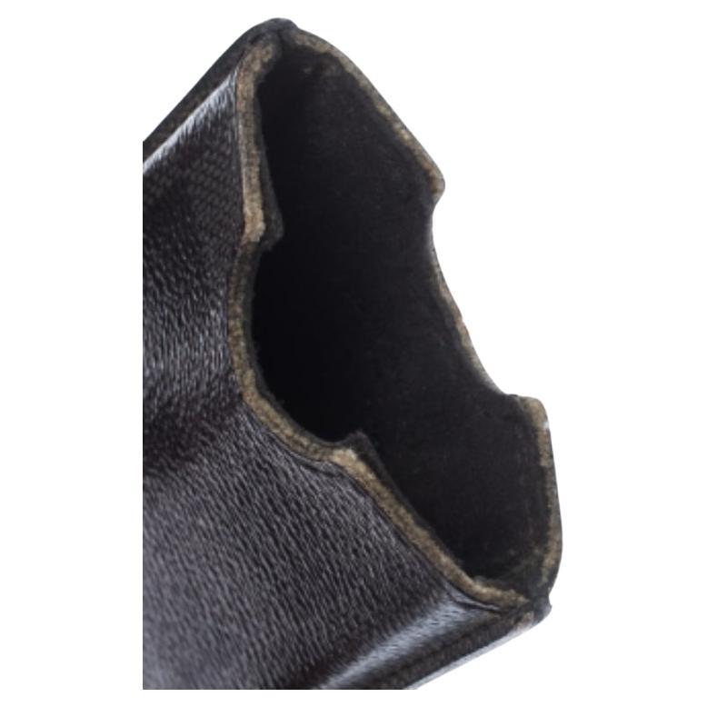 Ogni borsa dovrebbe contenere una custodia per il telefono e noi abbiamo quello che fa per te. Questo di Louis Vuitton è un accessorio da non perdere. Realizzata in tela Damier Graphite, la custodia è sufficientemente robusta e resistente per