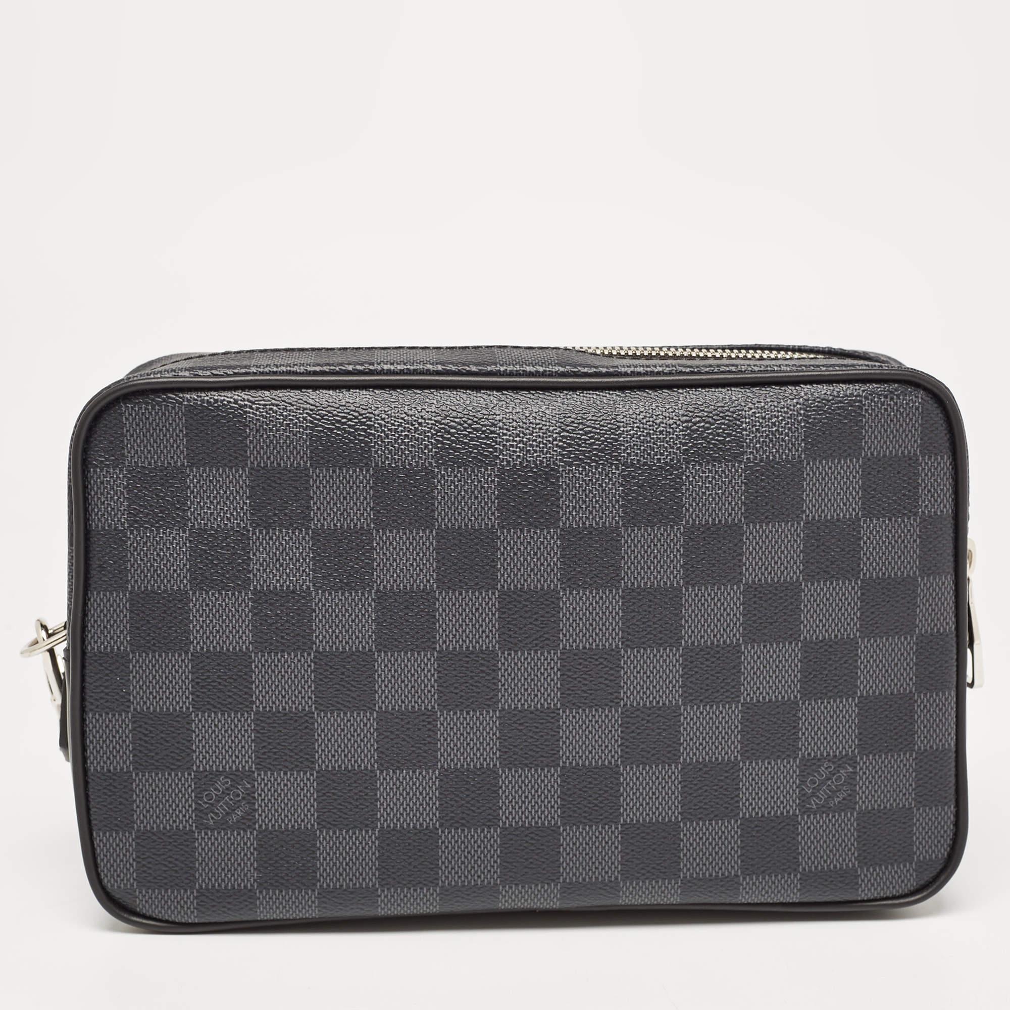 Cette pochette chic Louis Vuitton est idéale pour les jours où vous avez besoin de transporter uniquement vos essentiels. Conçu avec les meilleurs matériaux, vous pouvez l'intégrer à votre placard pour garder vos affaires organisées, ou le