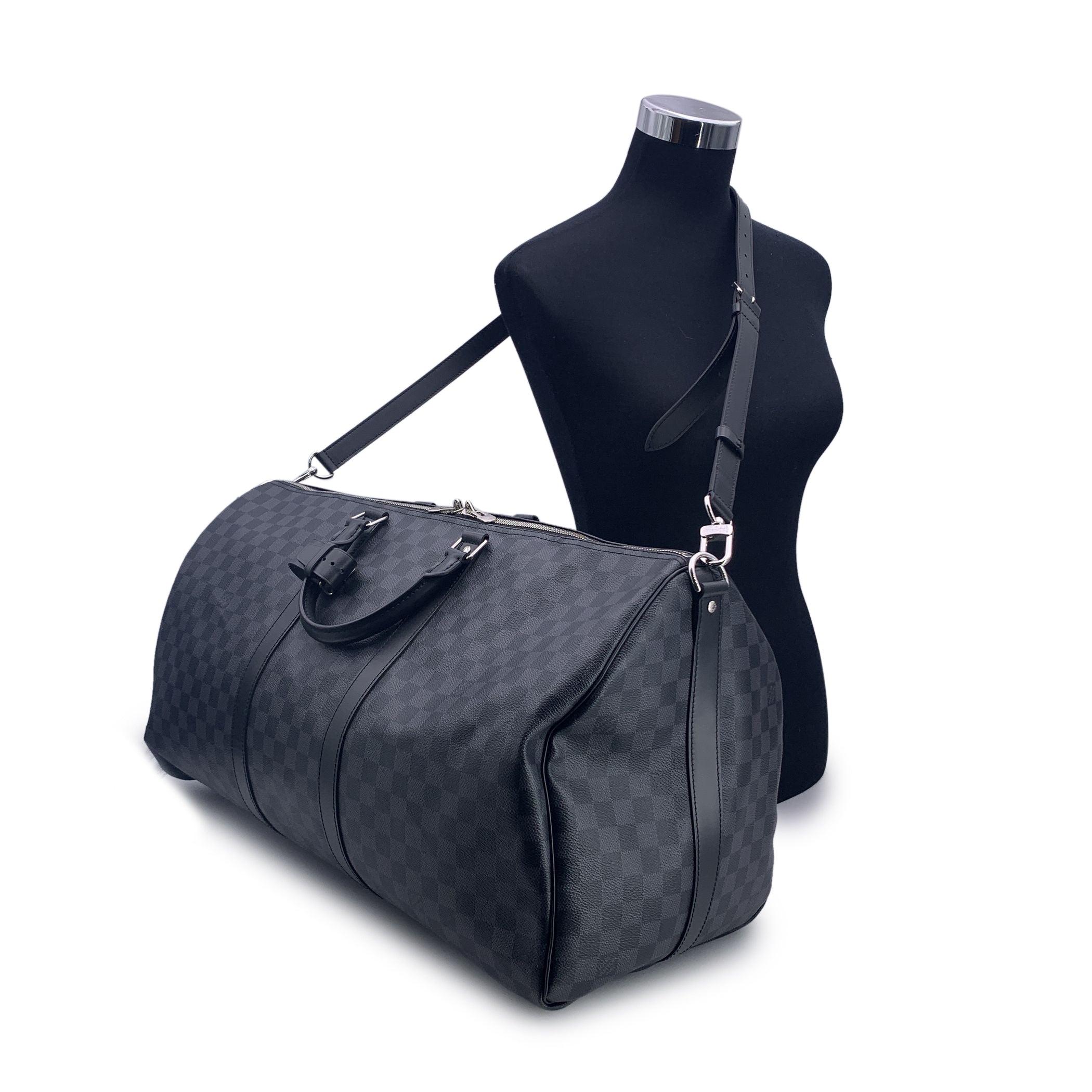 This beautiful Bag will come with a Certificate of Authenticity provided by Entrupy. The certificate will be provided at no further cost. Louis Vuitton 'Keepall Bandouliere 55' Travel bag, mod. N41413. Black and Grey Damier Graphite canvas. Black