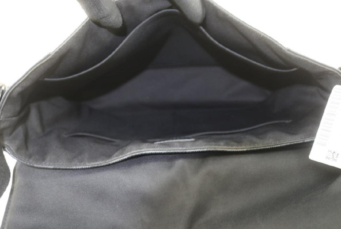 Women's Louis Vuitton Damier Graphite Canvas Leather District MM Messenger Bag