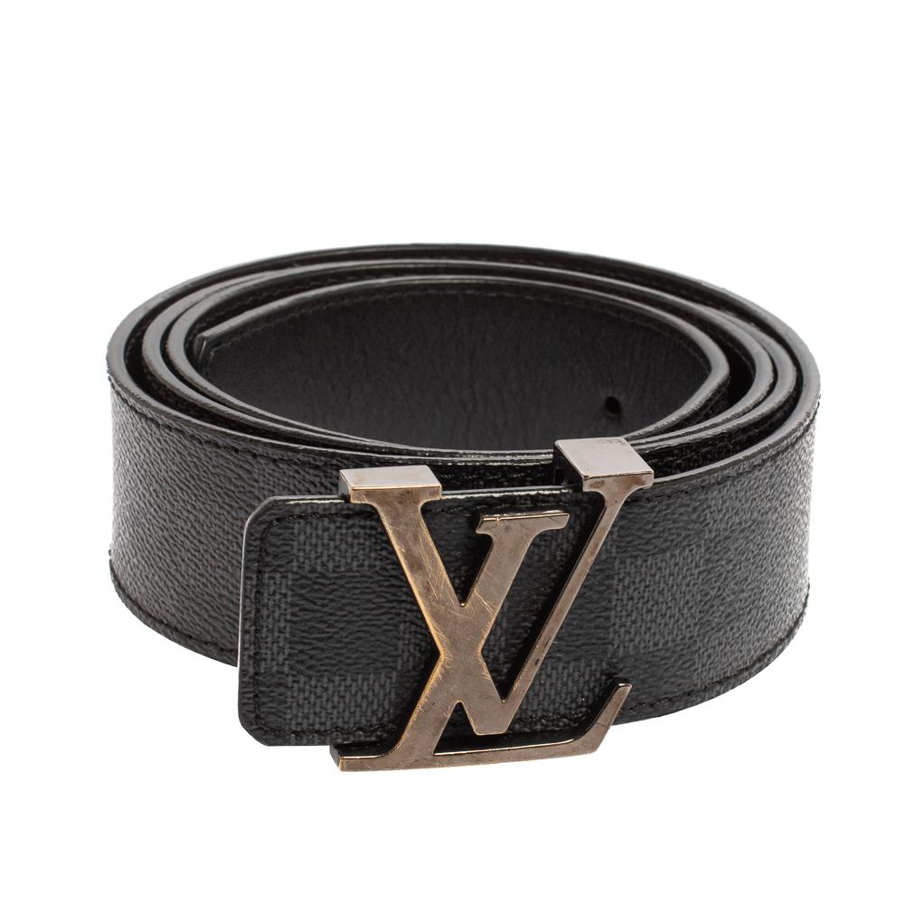 This classy belt from the house of Louis Vuitton will lend you a stylish look when you pair it with your formals. Crafted from the brand's signature Damier Graphite canvas, the must-have creation features the LV initials as the buckle closure. To