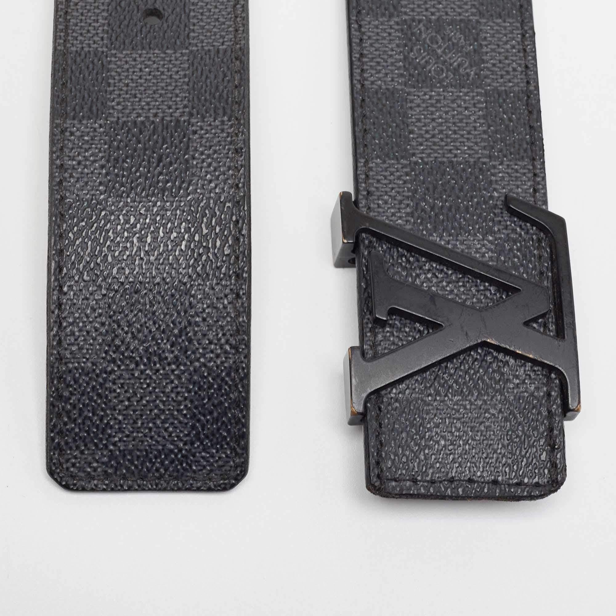 This classy belt from the house of Louis Vuitton will lend you a stylish look when you pair it with your formals. Crafted from the brand's signature Damier Graphite canvas, the must-have creation features the LV initials as the buckle closure. To