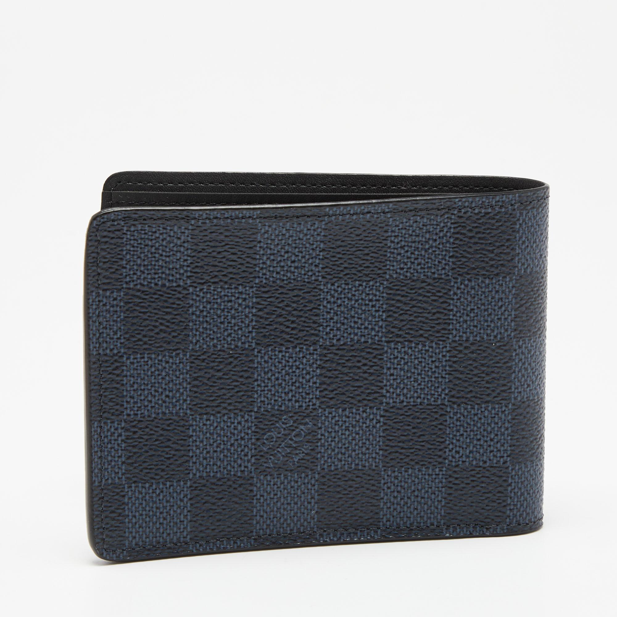 Celebrating its roots, this Louis Vuitton Canvas Malletier Paris 1854 wallet embodies a fresh feel. It will add an extra edge to your outfit and its compact design makes it easy to carry around. Made from the Damier Graphite canvas, its