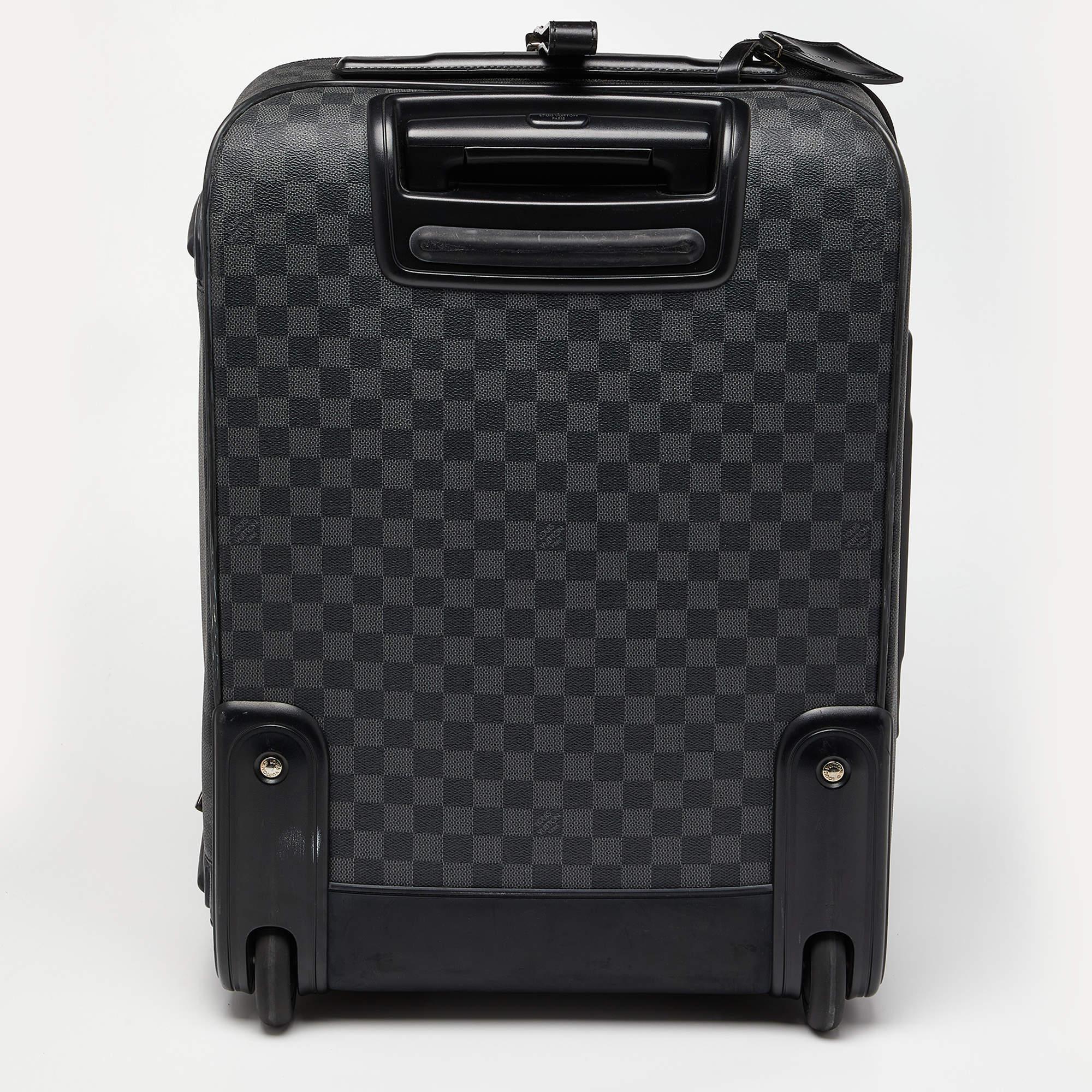 Louis Vuitton's bags are popular owing to their high style and functionality. This travel luggage bag, like all their designs, is durable and stylish. Exuding a fine finish, it is designed to give a luxurious experience.

Includes: Name Tag
