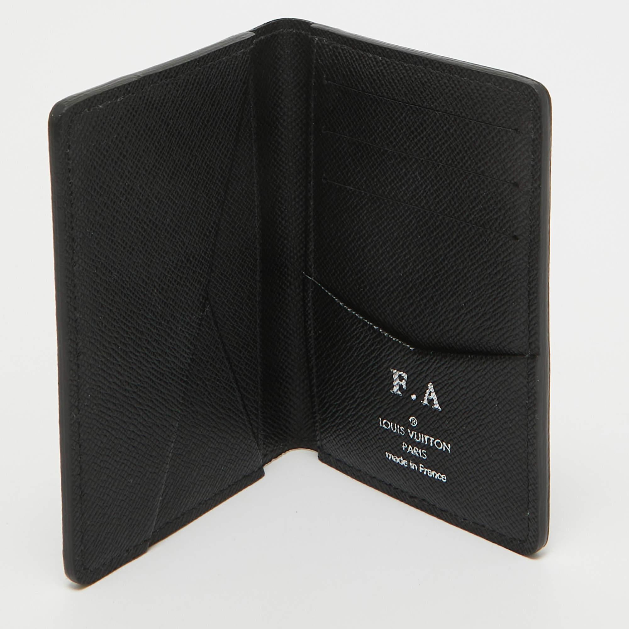 This Louis Vuitton Damier Graphite pocket organizer is ideal for any man who wants to store his essentials in style. With an exterior made from Louis Vuitton's instantly recognizable Damier coated canvas it opens to reveal a grained leather lined