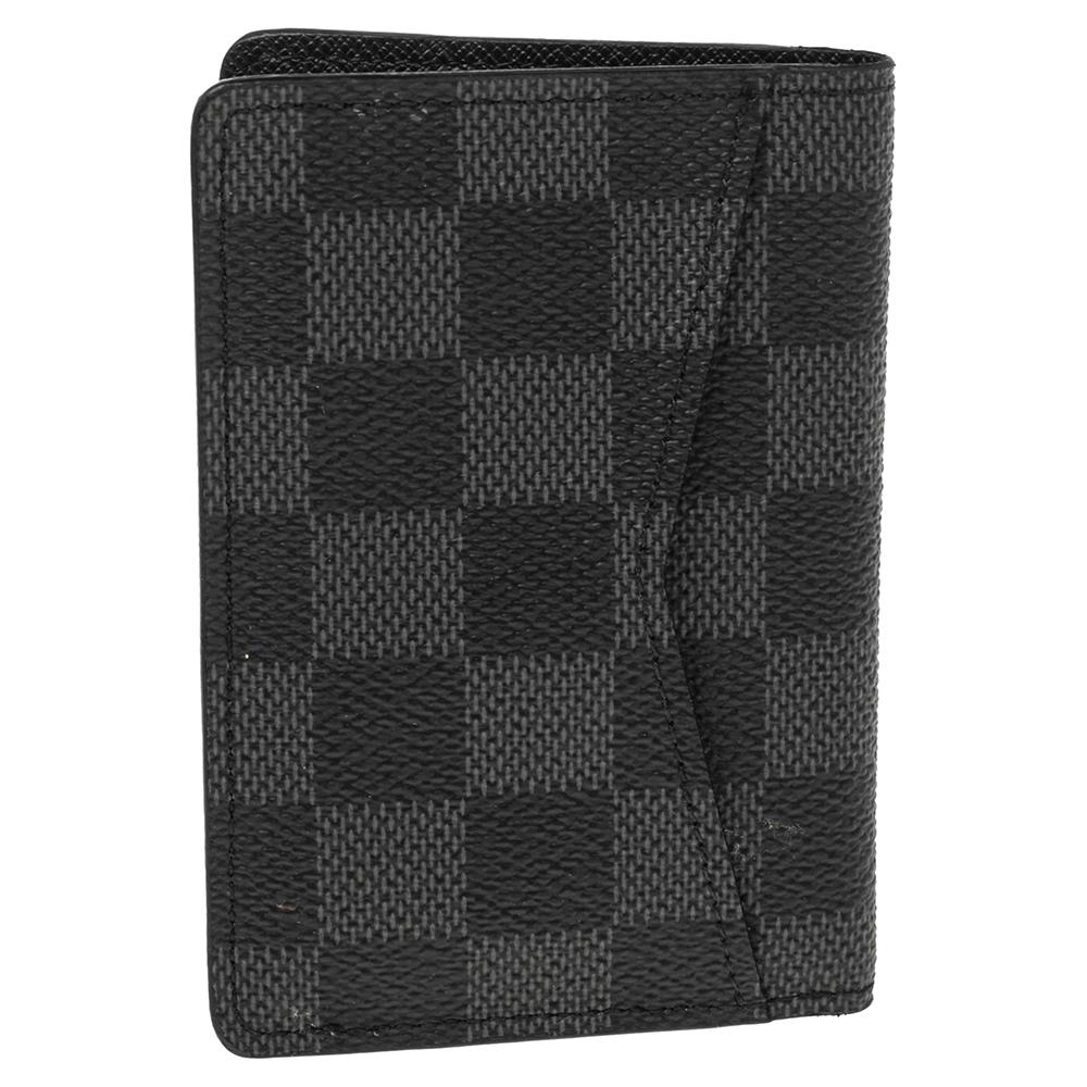 The sturdy Damier Graphite canvas of this piece imparts a sophisticated charm. Showcasing a splendid design from Louis Vuitton, this makes for a convenient accessory. The signature exterior, the interior slots, and the logo on the front add to the