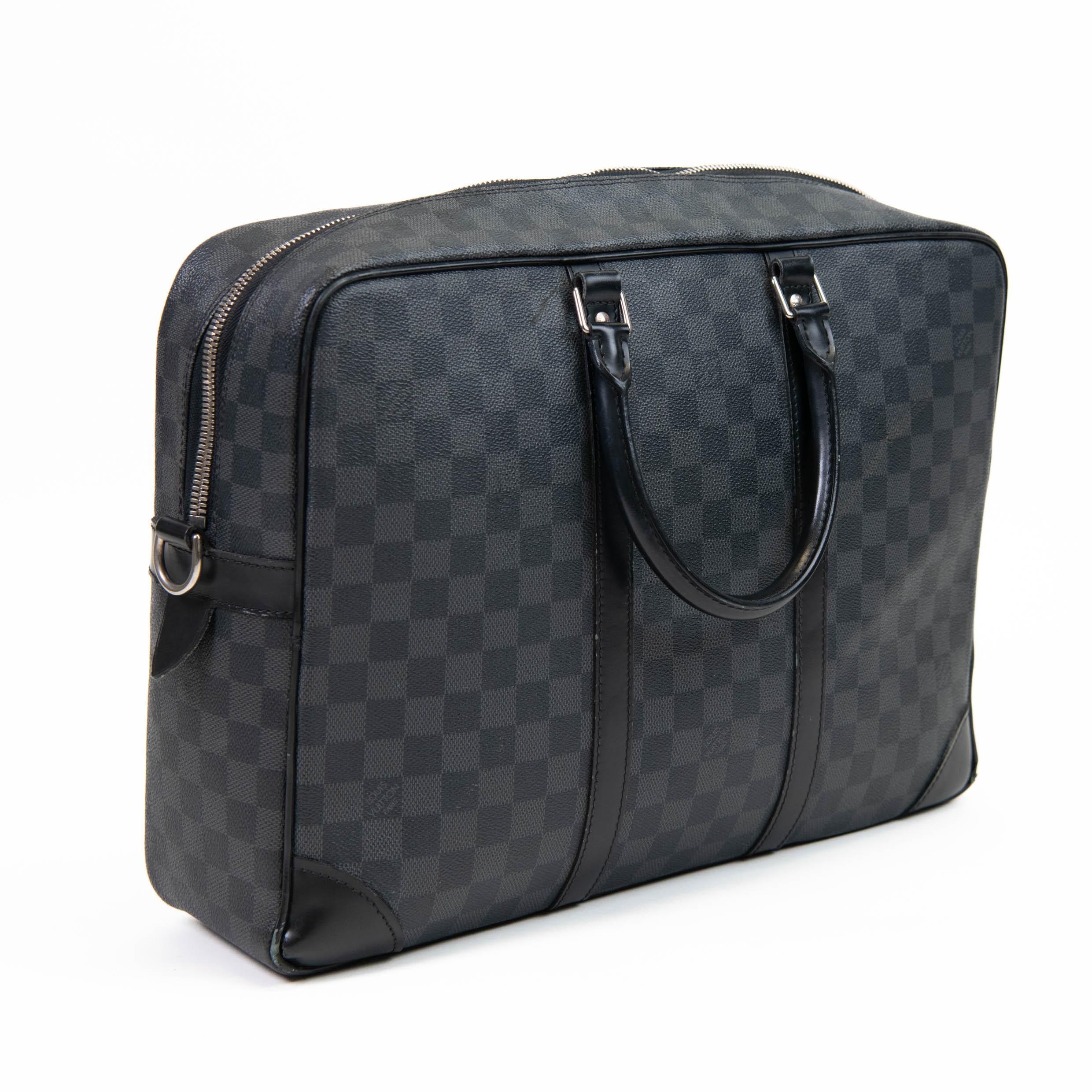 100% Authentic

For all those dapper men out there, here's a chance to grab a perfect bag for you. Louis Vuitton brings to you this Porte Documents Voyage GM bag crafted with Damier graphite canvas and designed with smooth leather trims. The top is