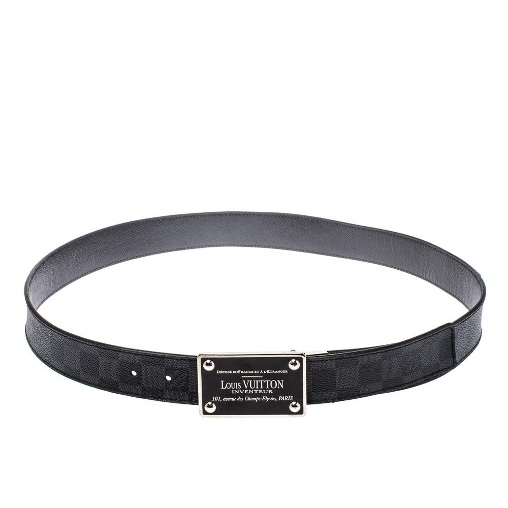 Elevate the charm of your outfits with this fashionable belt from Louis Vuitton. Sporting a signature look, this belt is crafted from Damier Graphite canvas. It has a buckle in silver-tone hardware that is laid with the Louis Vuitton signature.

