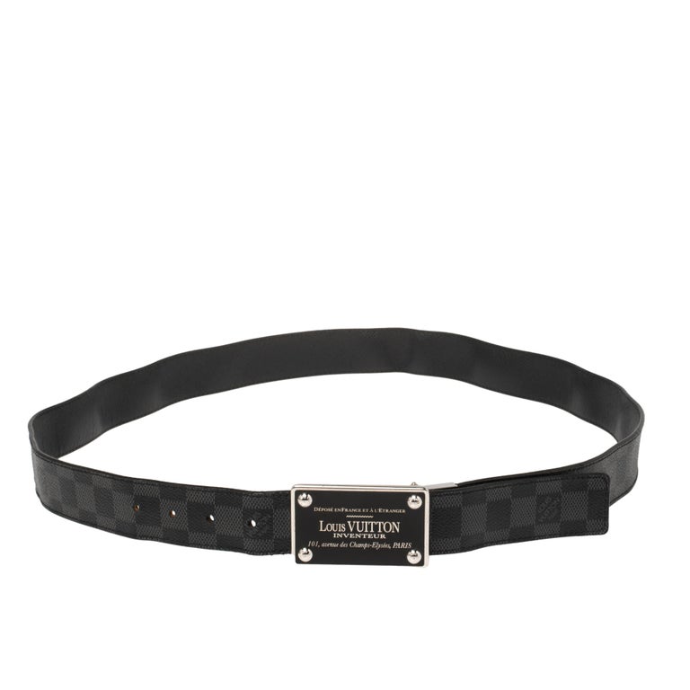 Elevate the charm of your outfits with this fashionable belt from Louis Vuitton. Sporting a signature look, this belt is crafted from Damier Graphite canvas. It has a buckle in silver-tone hardware that is laid with the Louis Vuitton