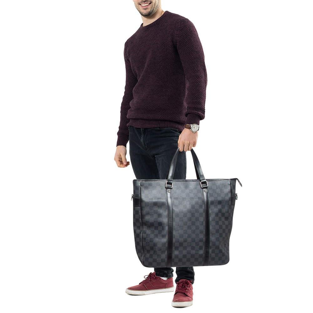 Louis Vuittons creations are popular owing to their high style and functionality. This bag like all the other handbags is durable and stylish. Exuding a fine finish the bag is designed to give a luxurious experience. The interior has enough space to