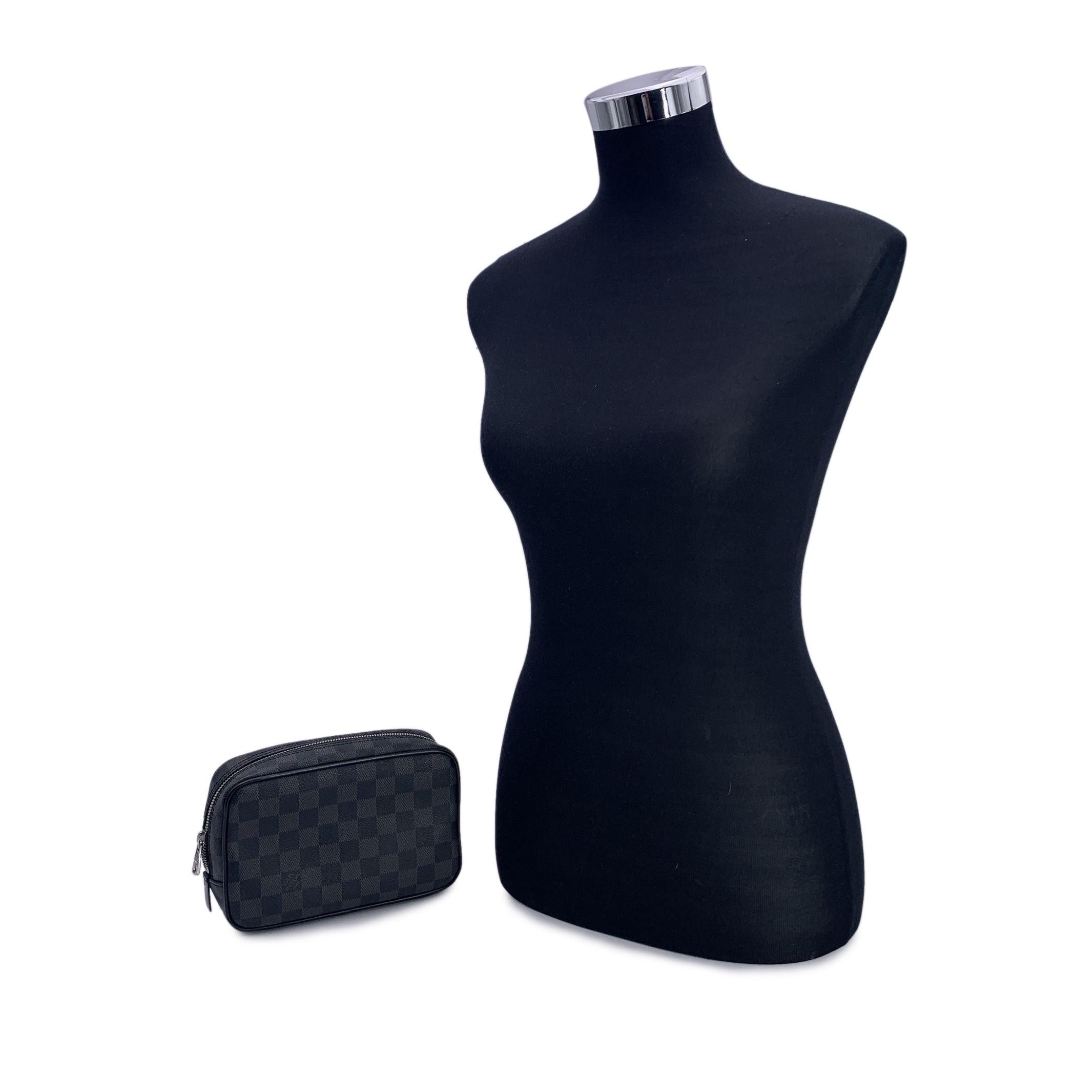 Ce magnifique sac sera accompagné d'un certificat d'authenticité fourni par Entrupy. Le certificat sera fourni sans frais supplémentaires. Trousse toilette PM de Louis Vuitton. En toile Damier Graphite, légère et résistante, il est garni de cuir