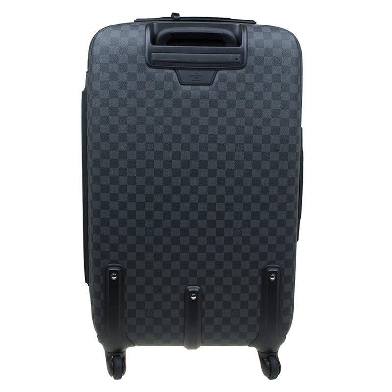 Renouvelant avec élégance l'art légendaire du voyage de Louis Vuitton:: la valise trolley Zéphyr 70 en toile damier Cobalt allie le savoir-faire traditionnel de la maroquinerie à un design moderne et innovant. Léger:: robuste et ultra-mobile:: il