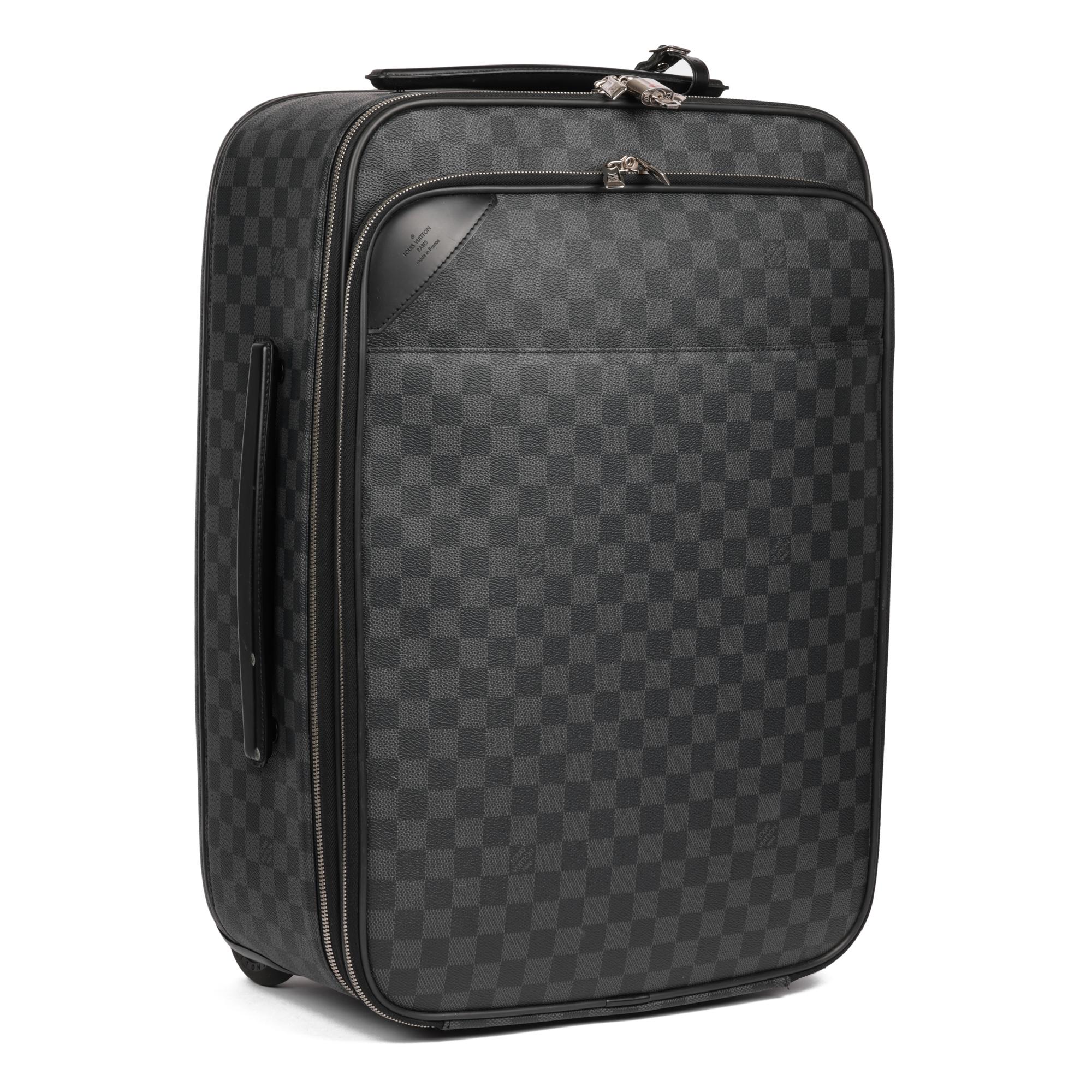 LOUIS VUITTON
Damier Graphite Coated Canvas & Black Calfskin Leather Pegase 55

Xupes Reference: HB5093
Serial Number: DR 2176
Age (Circa): 2016
Accompanied By: Louis Vuitton Invoice, Care Booklet, Padlock, Key, Luggage Tag
Gender: Unisex
Type: