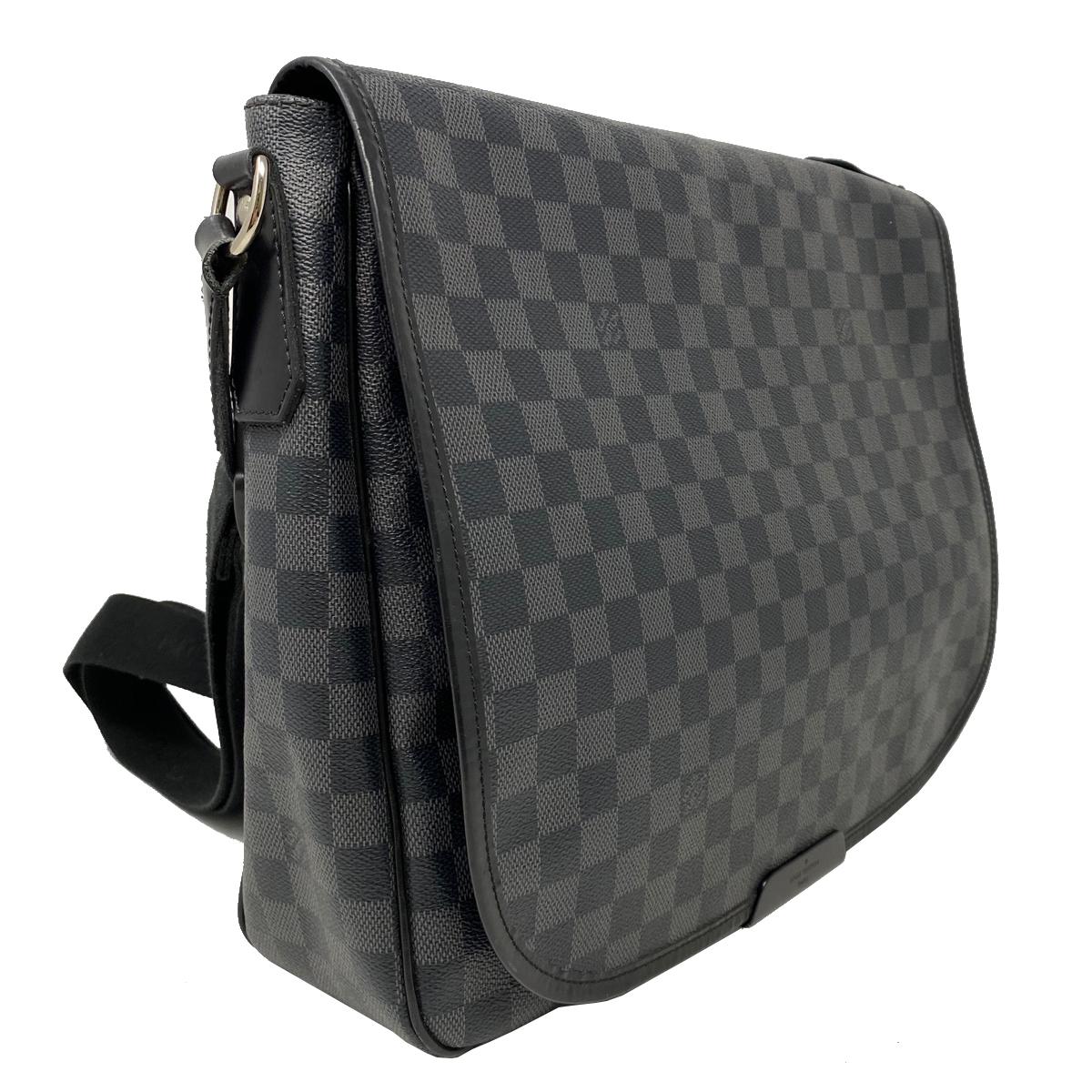 Company-Louis Vuitton
Model-Damier Graphite District GM Messenger Bag 
Color-Black 
Date Code-SP2018
Material-Damier Graphite Leather Canvas
Measurements-33.5 