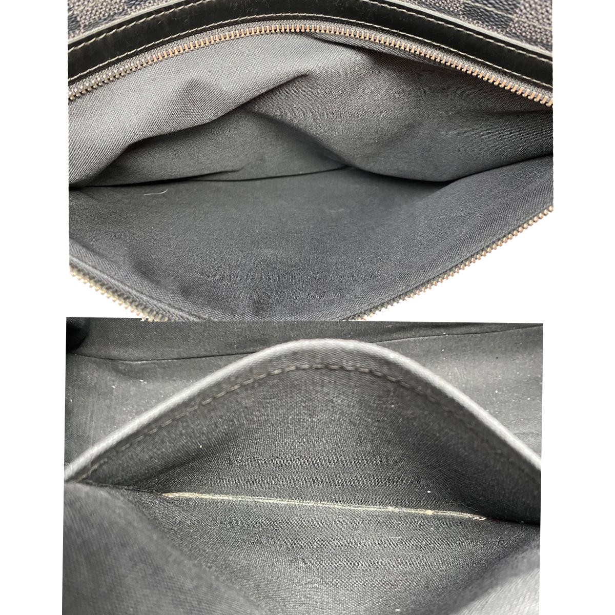 Louis Vuitton Damier Graphite District GM Messenger Bag In Good Condition In Boca Raton, FL