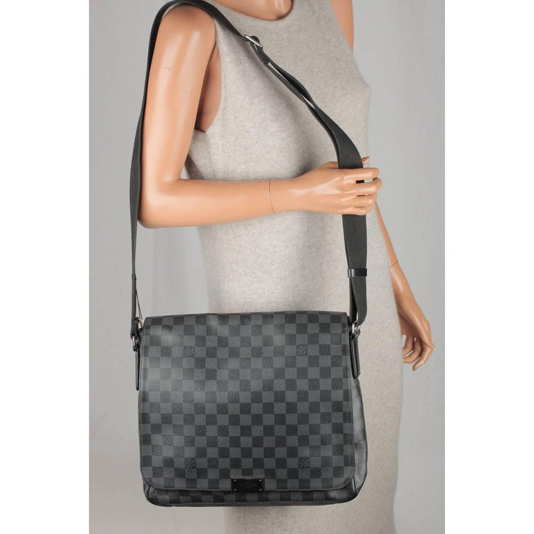 LOUIS VUITTON Damier Graphite DISTRICT MM Messenger Bag For Sale at 1stdibs