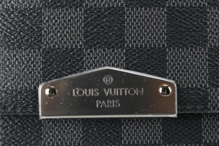 Louis Vuitton Damier Graphite District PM (SHG-ZQs9bk) – LuxeDH