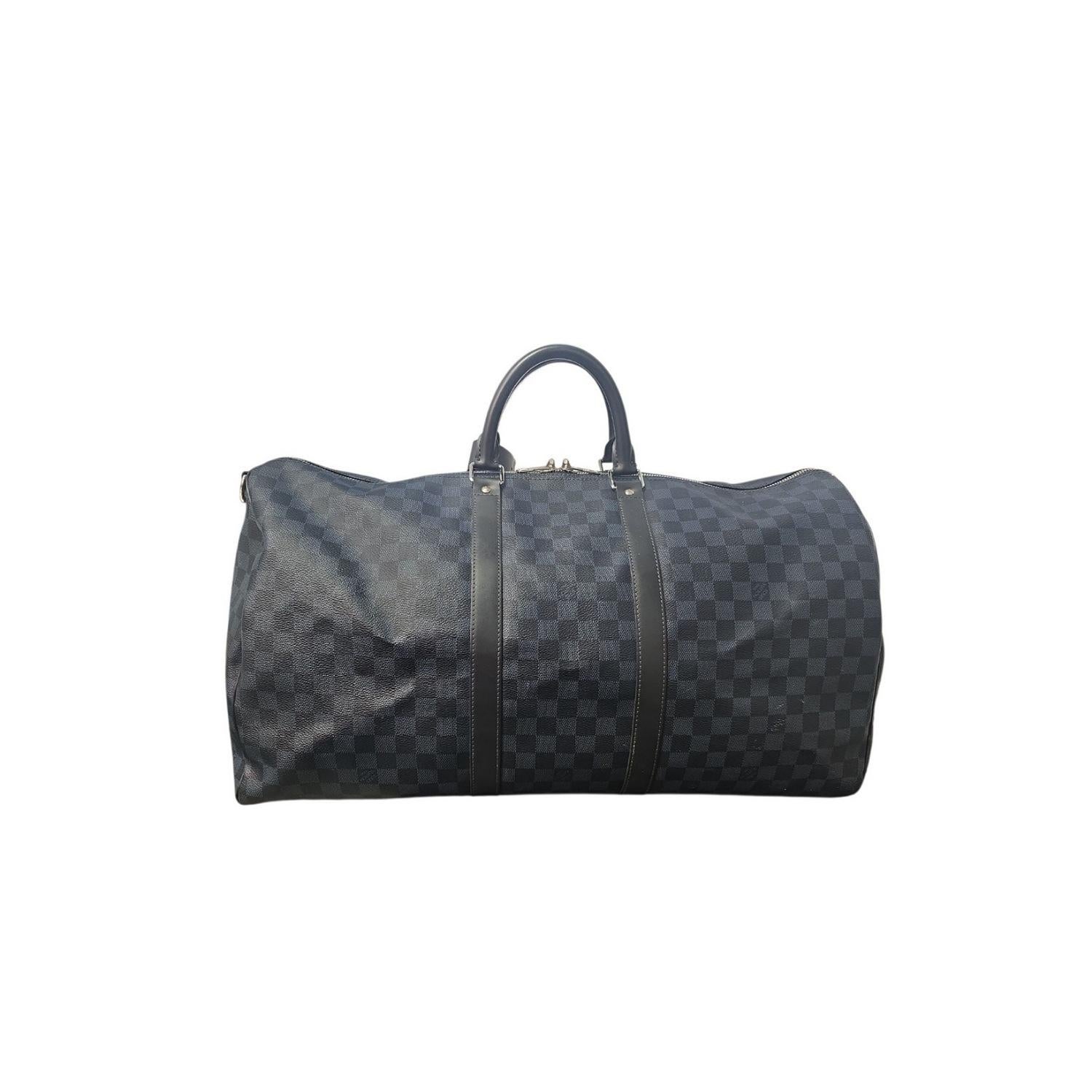 Die Louis Vuitton Damier Graphite Keepall 55 Bandouliere Tasche verbindet kultiges Design mit praktischem Luxus. Sie ist aus charakteristischem grauem und schwarzem Damier-Canvas gefertigt und mit strapazierfähigem, gefärbtem Rindsleder und