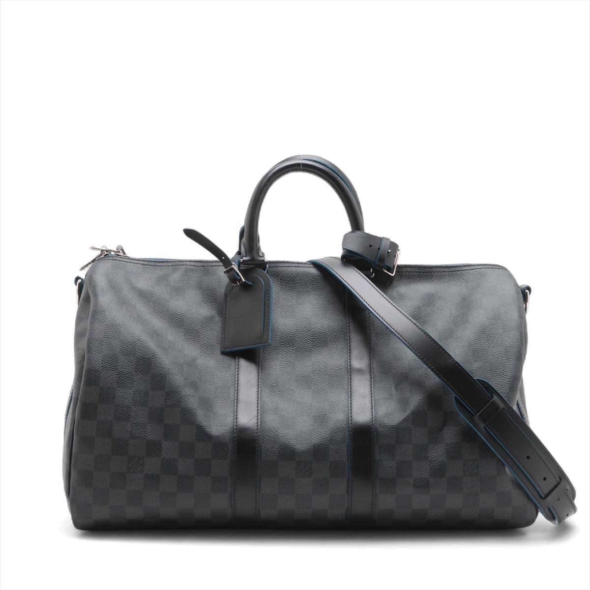 Le Louis Vuitton Damier Graphite Keepall Bandoulière 45 est un sac de voyage élégant et polyvalent conçu dans la toile Damier Graphite noire et grise emblématique de la marque. Conçu pour le voyageur moderne, il est doté d'un intérieur spacieux qui