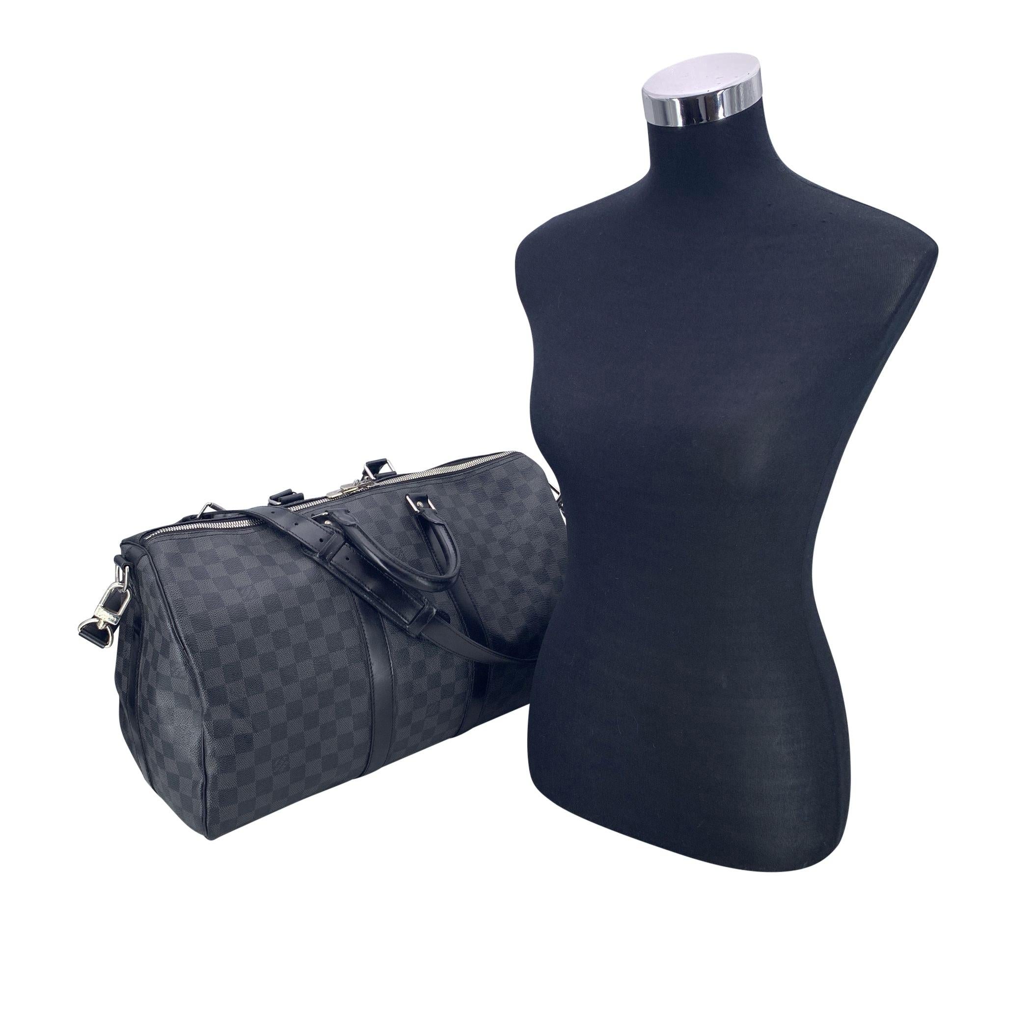Diese schöne Tasche wird mit einem Echtheitszertifikat von Entrupy geliefert. Das Zertifikat wird ohne weitere Kosten zur Verfügung gestellt. Diese Louis Vuitton 'Keepall Bandouliere 45' Reisetasche ist eine wahre Ikone des Luxus und der