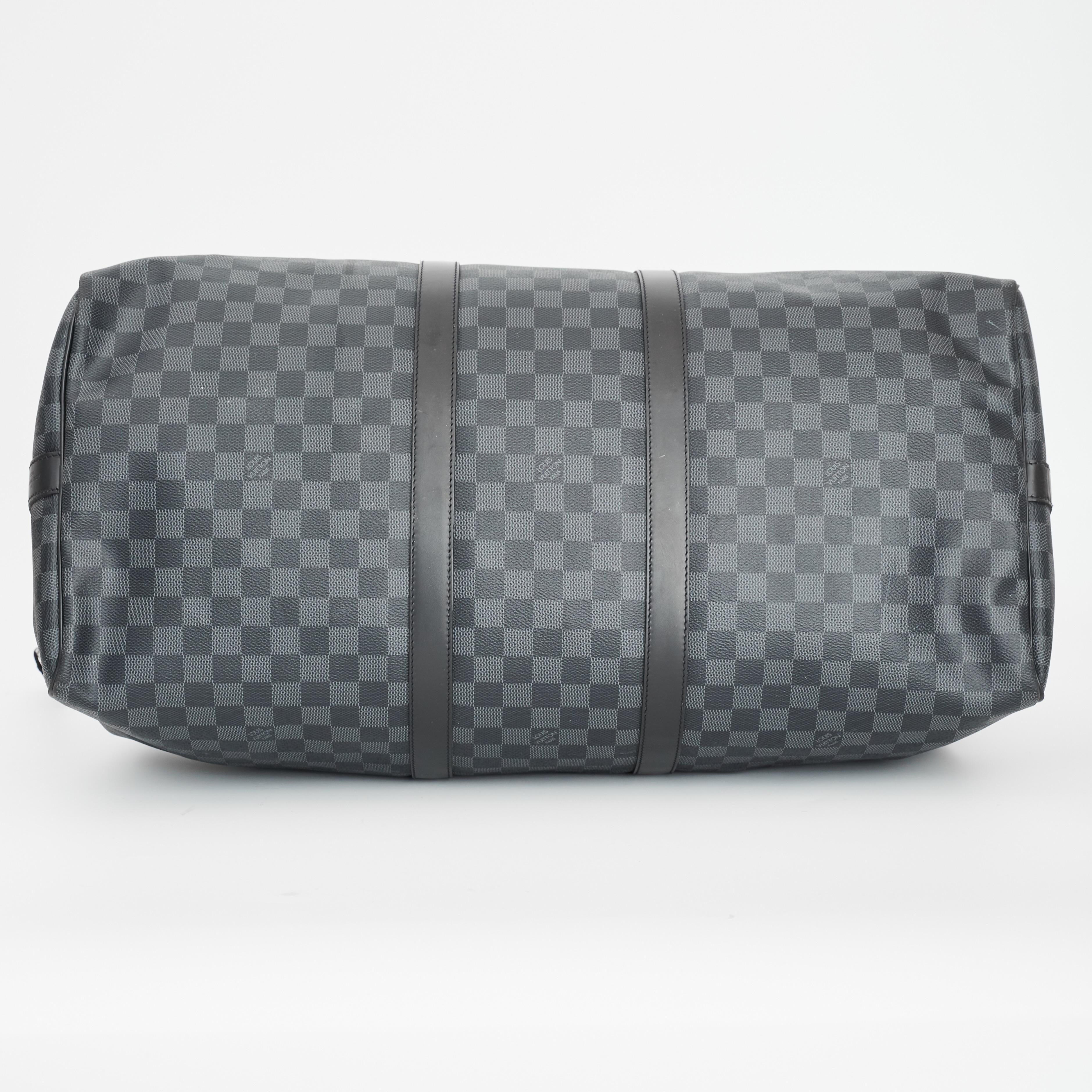 Louis Vuitton Damier Graphite Keepall Bandoulière 55 (2020) In Good Condition In Montreal, Quebec