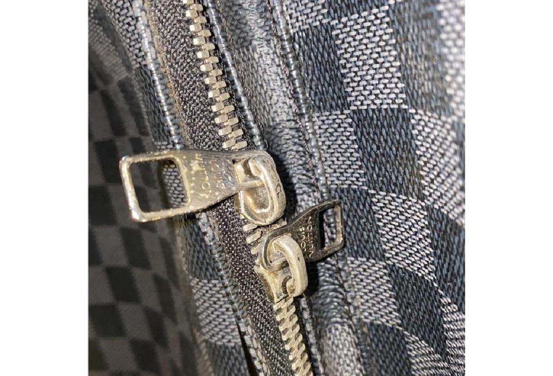 Louis Vuitton Damier Graphite Leoh Messenger Crossbody 861623 In Good Condition In Dix hills, NY