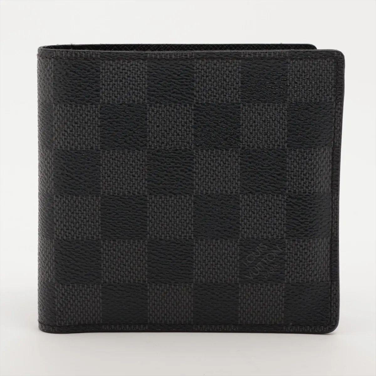 Le portefeuille MarCo en Damier Graphite de Louis Vuitton est un accessoire élégant et pratique conçu pour l'homme moderne. Confectionné en toile enduite Damier Graphite durable et doublé de cuir lisse, le portefeuille Foldes présente un motif à