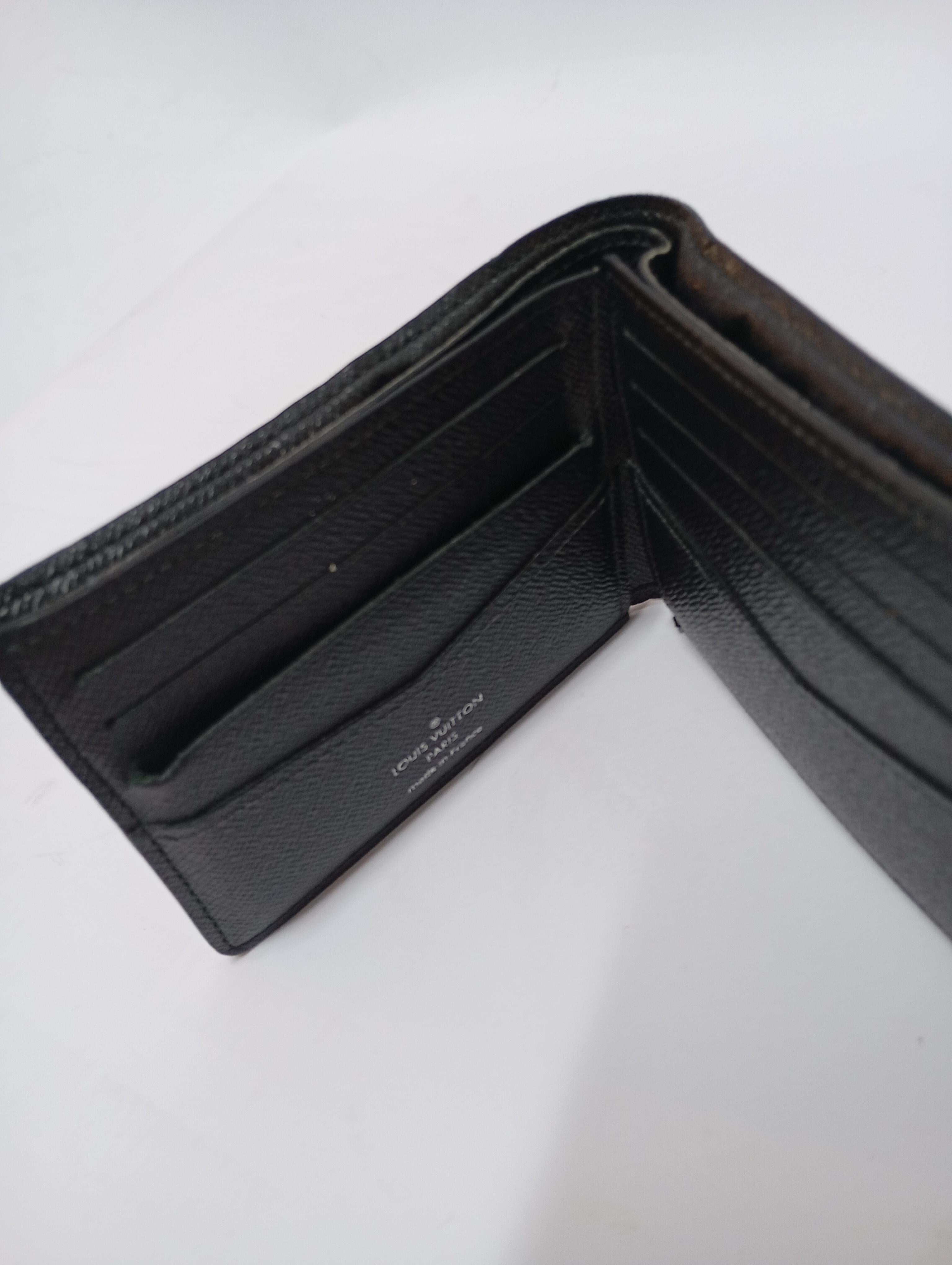 Elegante, senza tempo e senza sforzo: questo portafoglio bifold Louis Vuitton Damier Graphite è realizzato in tela spalmata con l'iconico motivo a scacchi grigio e nero del marchio. Caratterizzato da una silhouette sottile, molteplici scomparti per