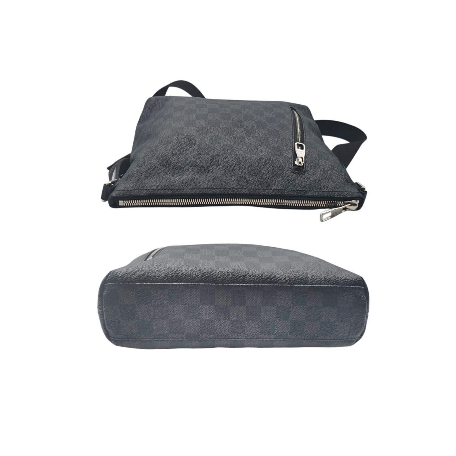 Bolso Mensajero Louis Vuitton Damier Graphite Mick PM en Bueno estado para la venta en Scottsdale, AZ