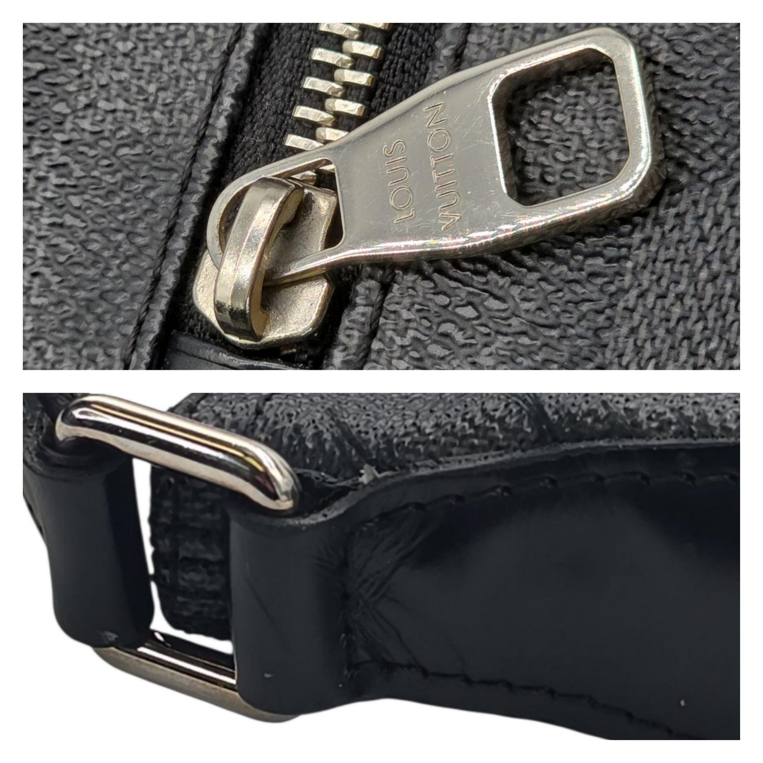 Bolso Mensajero Louis Vuitton Damier Graphite Mick PM en venta 4