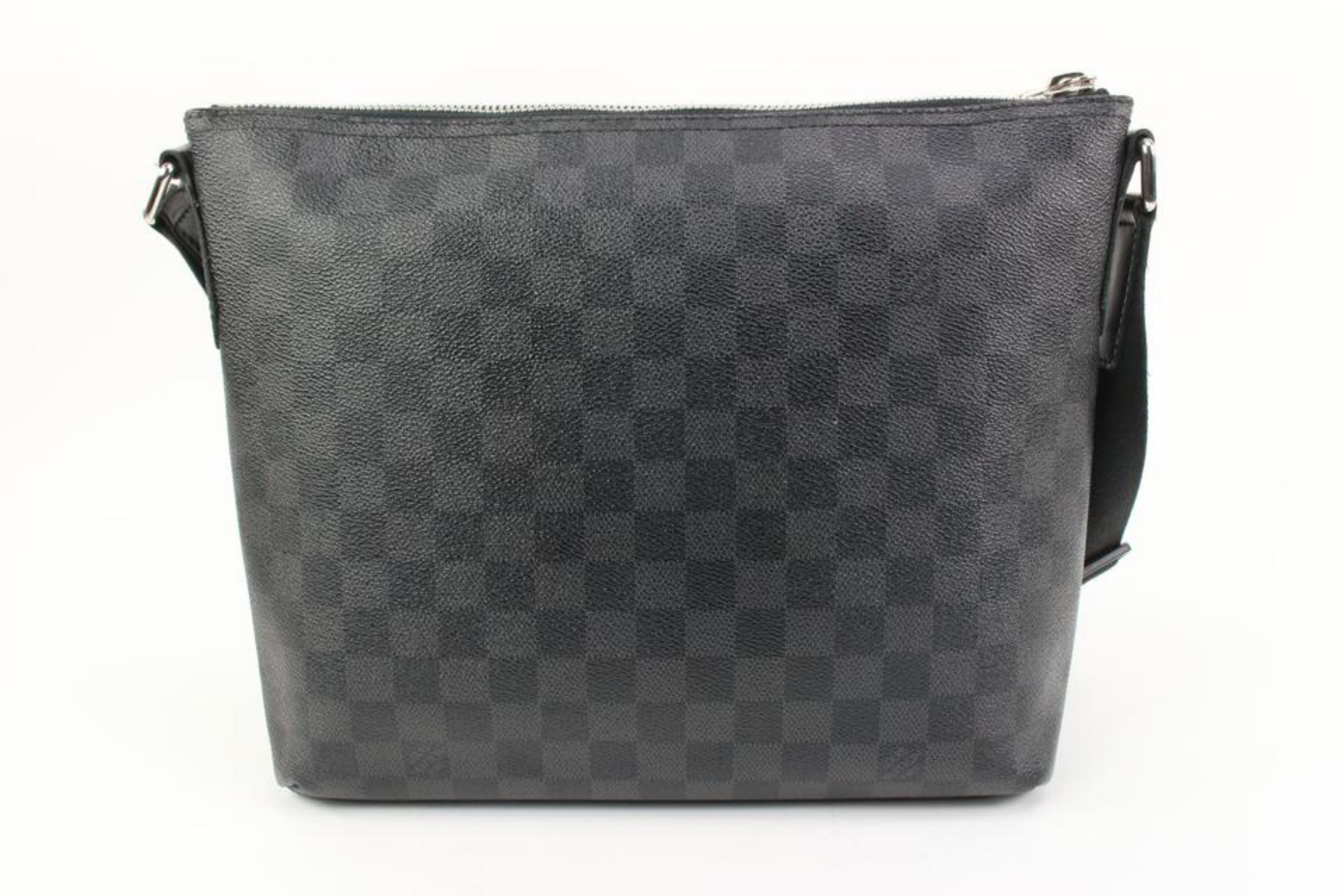 Louis Vuitton Damier Graphite Mick PM Messenger Crossbody 30lk311s In Good Condition For Sale In Dix hills, NY