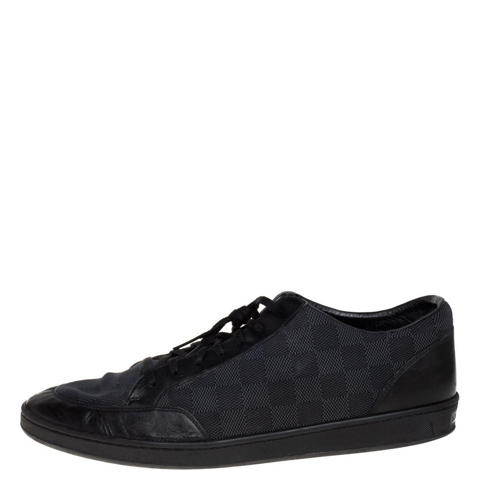 Ligeras, duraderas y elegantes, estas zapatillas Offshore de la casa Louis Vuitton están diseñadas en nailon grafito Damier y piel. El par presenta frentes con cordones y está diseñado para ofrecer estilo y funcionalidad. Además, el par está forrado