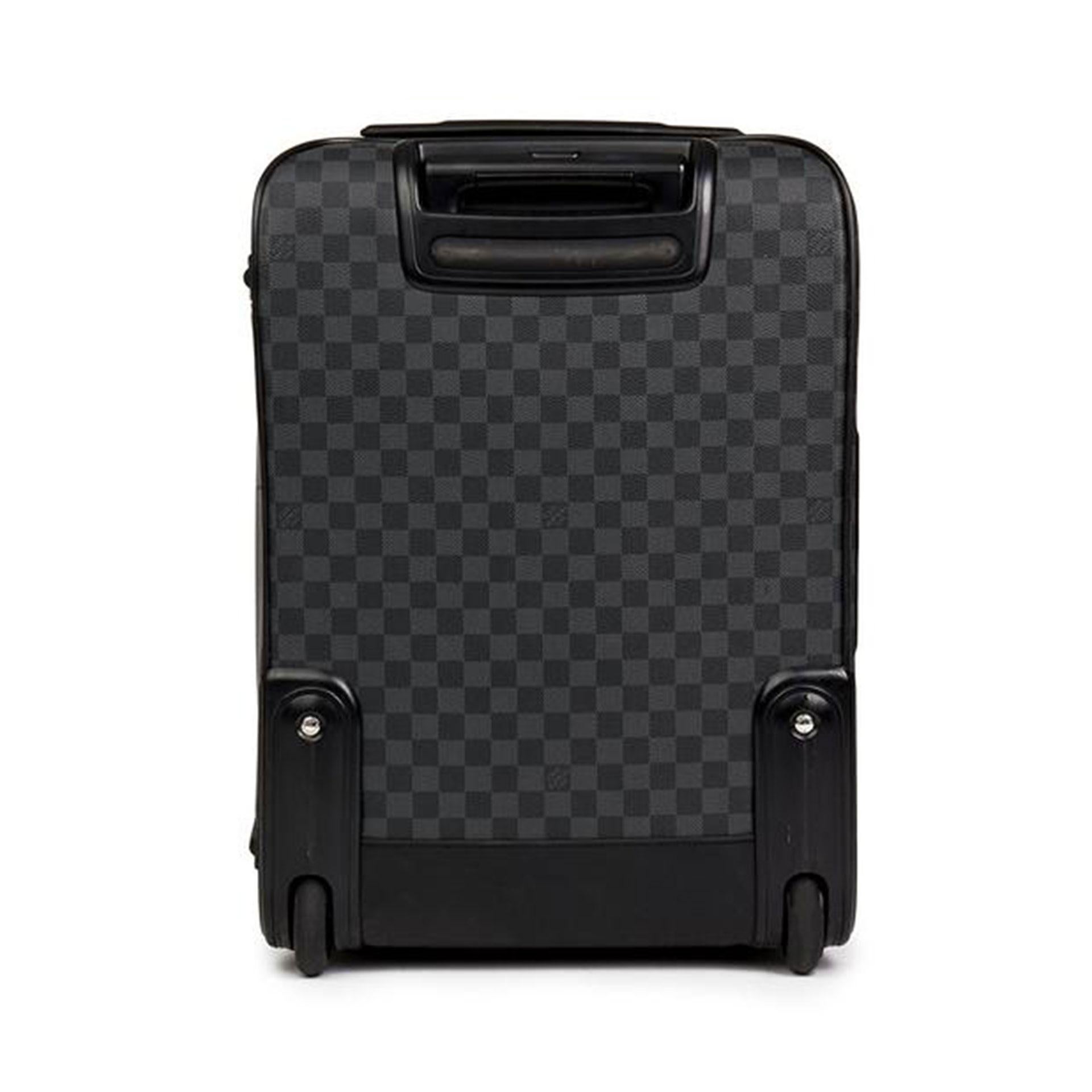 Louis Vuitton Damier Graphite Pegase 55 Business

No longer in production, this suitcase is the perfect rolling suitcase! Multi-use exterior pockets, built-in laptop sleeve and retractable handle. Interior and exterior in new condition with the