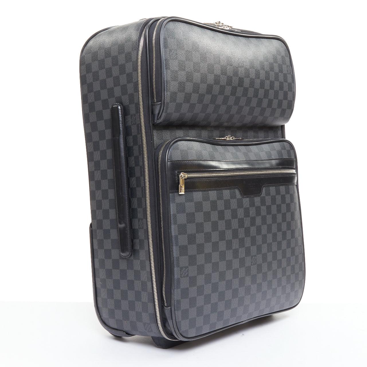 LOUIS VUITTON Damier Graphite Pegase Legere 55 schwarz grau Canvas Business Gepäck
Referenz: JHDN/A00112
Marke: Louis Vuitton
Modell: Damier Graphit Pegase Legere 55
MATERIAL: Segeltuch, Leder
Farbe: Schwarz, Grau
Muster: Kariert
Verschluss: