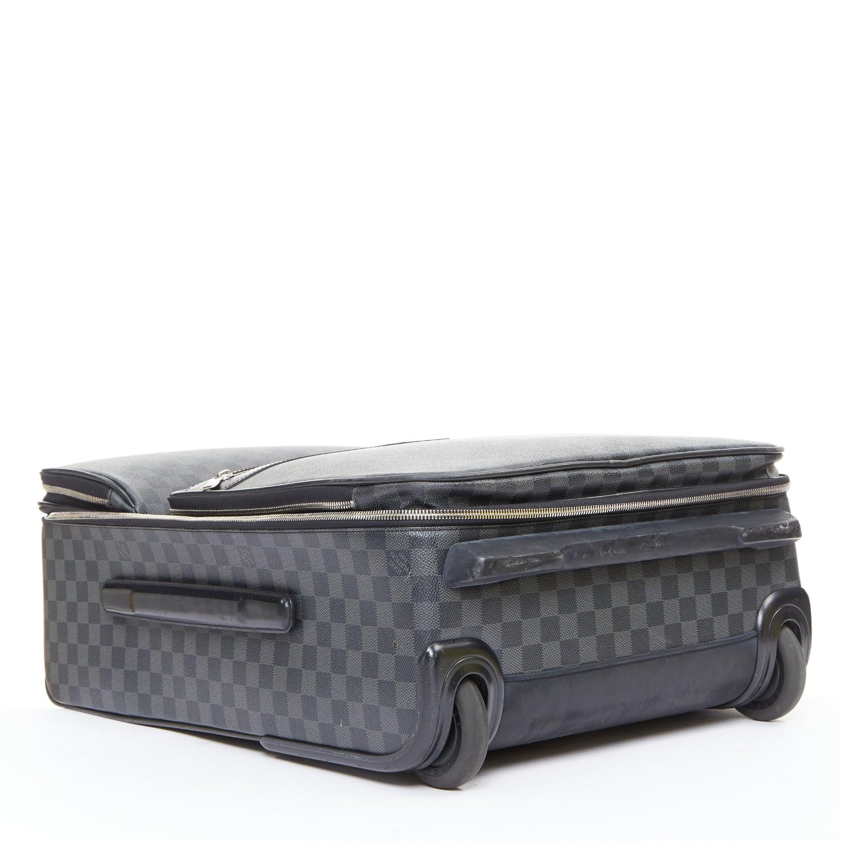 LOUIS VUITTON Damier Graphite Pegase Legere 55 schwarzes Canvas Business Gepäck im Angebot 1