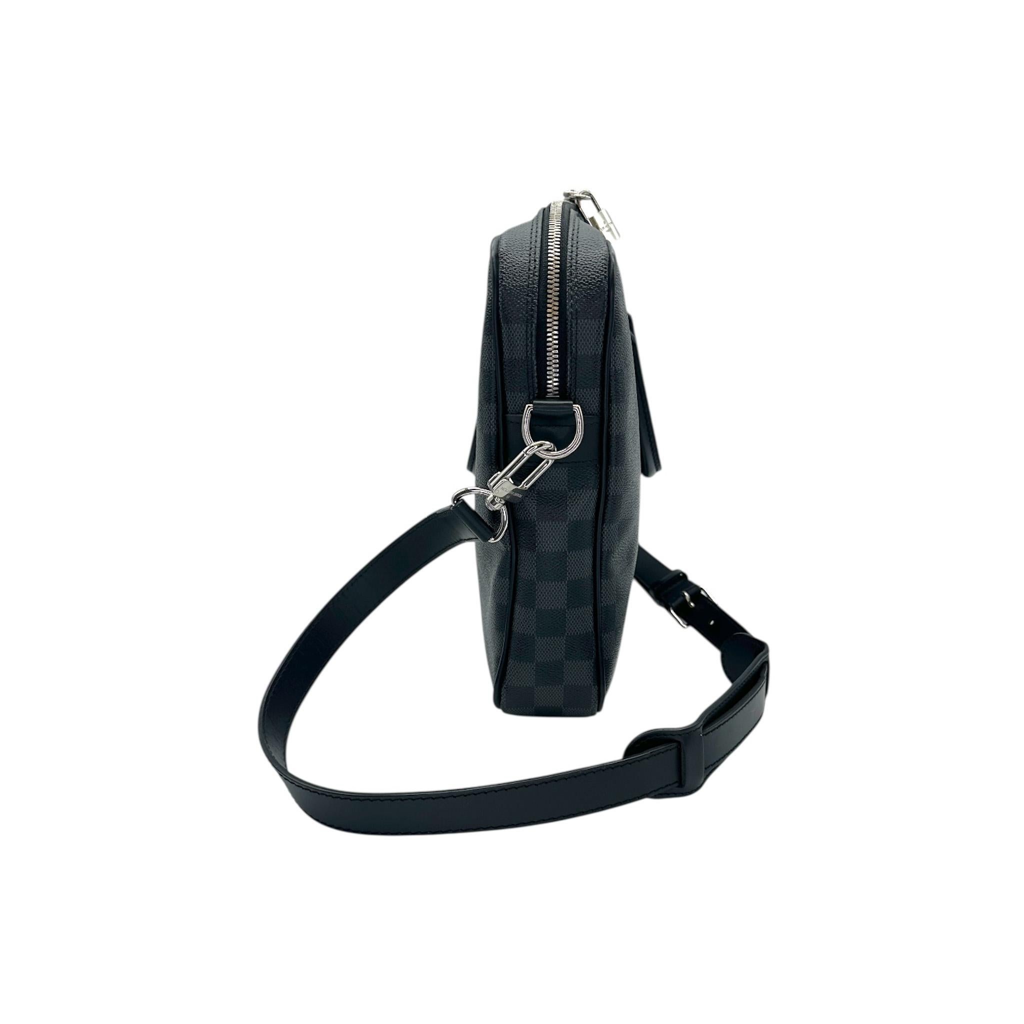 La Porte Documents Voyage PM Louis Vuitton Damier Graphite allie luxe et praticité dans un design épuré en damier noir et gris. Fabriqué en toile enduite durable avec des garnitures en cuir, il offre un espace organisé pour votre ordinateur