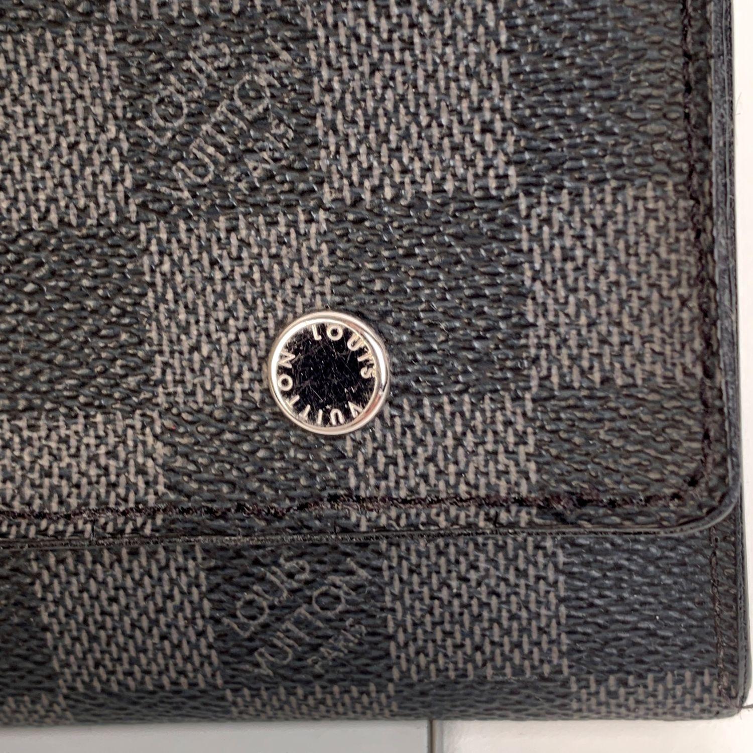 Louis Vuitton continental wallet Mod. 'Portefeuille Long Modulable', crafted Damier Graphite canvas. Flap with double button closure. It opens to a compartment, lined in black cros-grain leather with removable inserts (1 zippered pouch and 1 card