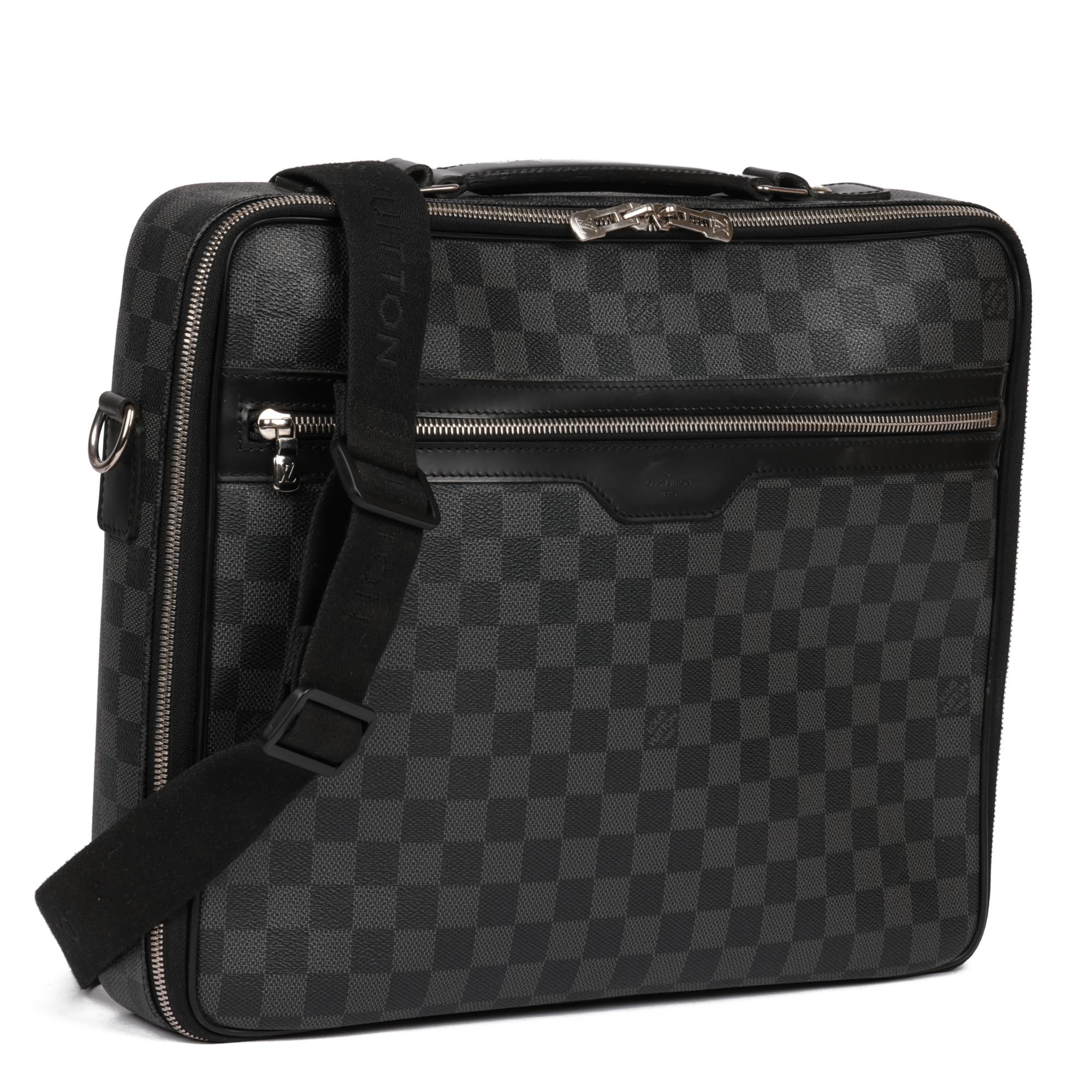 LOUIS VUITTON
Damier Graphite Coated Canvas & Black Calfskin Leather Steve Briefcase 

Xupes Reference: HB5039
Serial Number: MB2152
Age (Circa): 2012
Accompanied By: Louis Vuitton Dust Bag, Strap 
Authenticity Details: Date Stamp (Made in