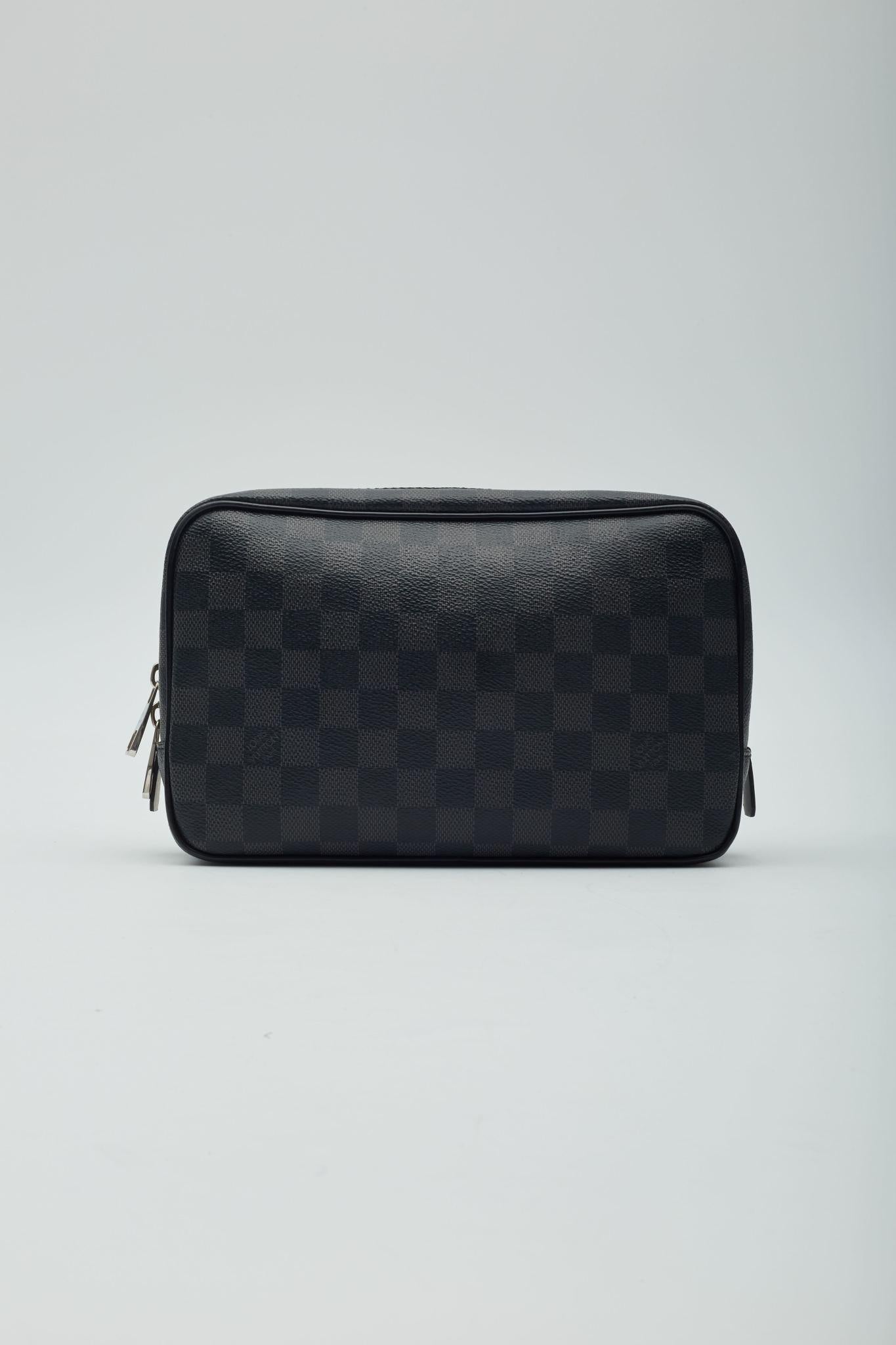 Louis Vuitton Damier Graphite Toilet Pouch GM Cosmetic Bag In Excellent Condition For Sale In Montreal, Quebec
