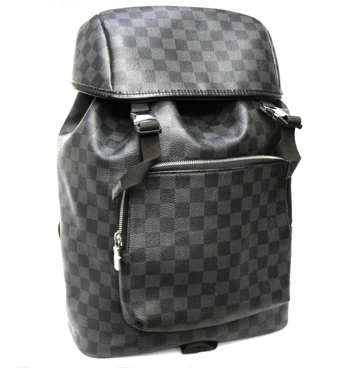 Louis Vuitton Zack model backpack made of Damier Graphite.

Equipped with double hook closure, very large inside. Equipped with a pocket on the front.

The backpack is in excellent condition.
