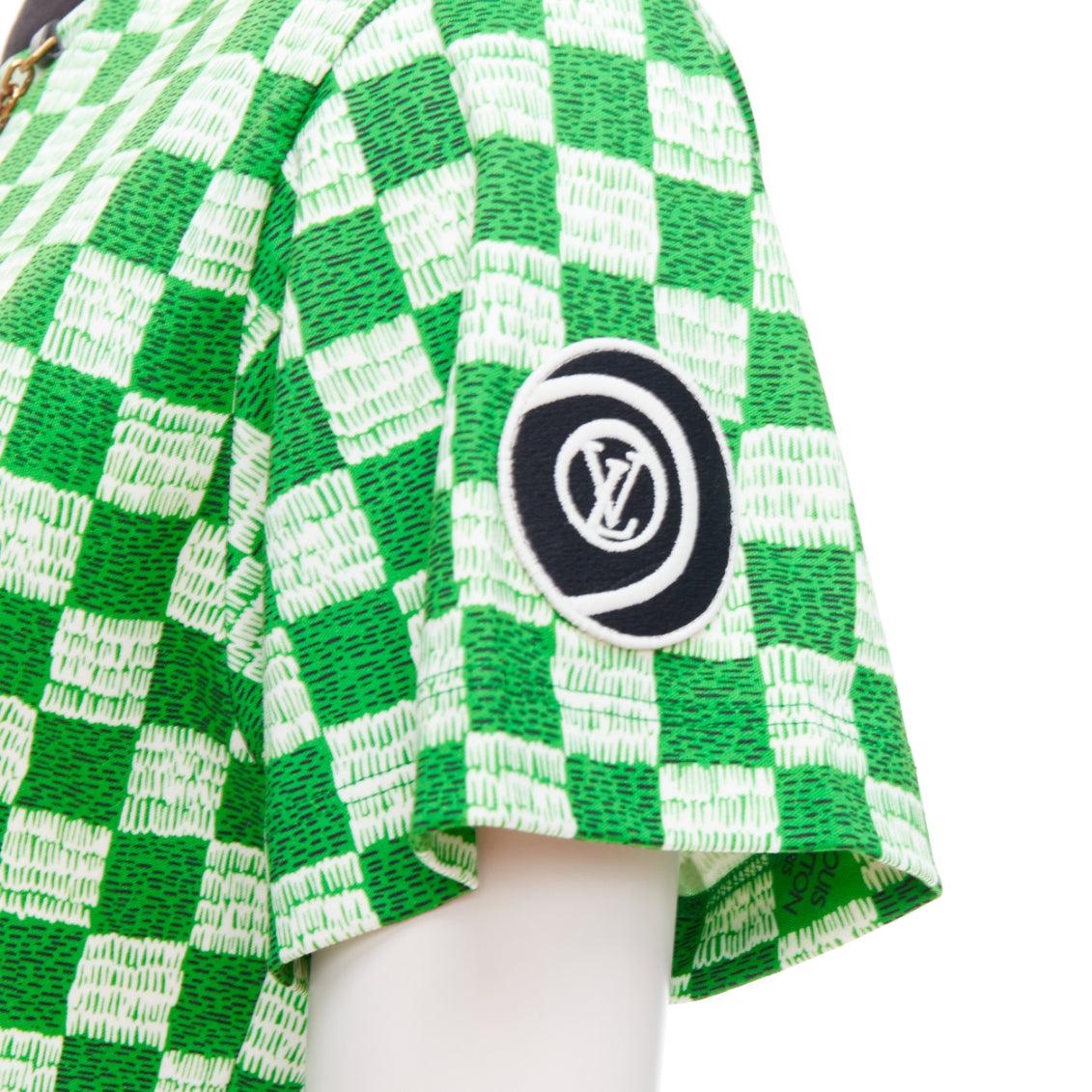 LOUIS VUITTON Damier green white cotton LV print chain detail tshirt XS
Reference: AAWC/A01368
Brand: Louis Vuitton
Material: Cotton
Color: Green, White
Pattern: Solid
Closure: Pullover
Extra Details: LV gold chain at collar.
Made in: