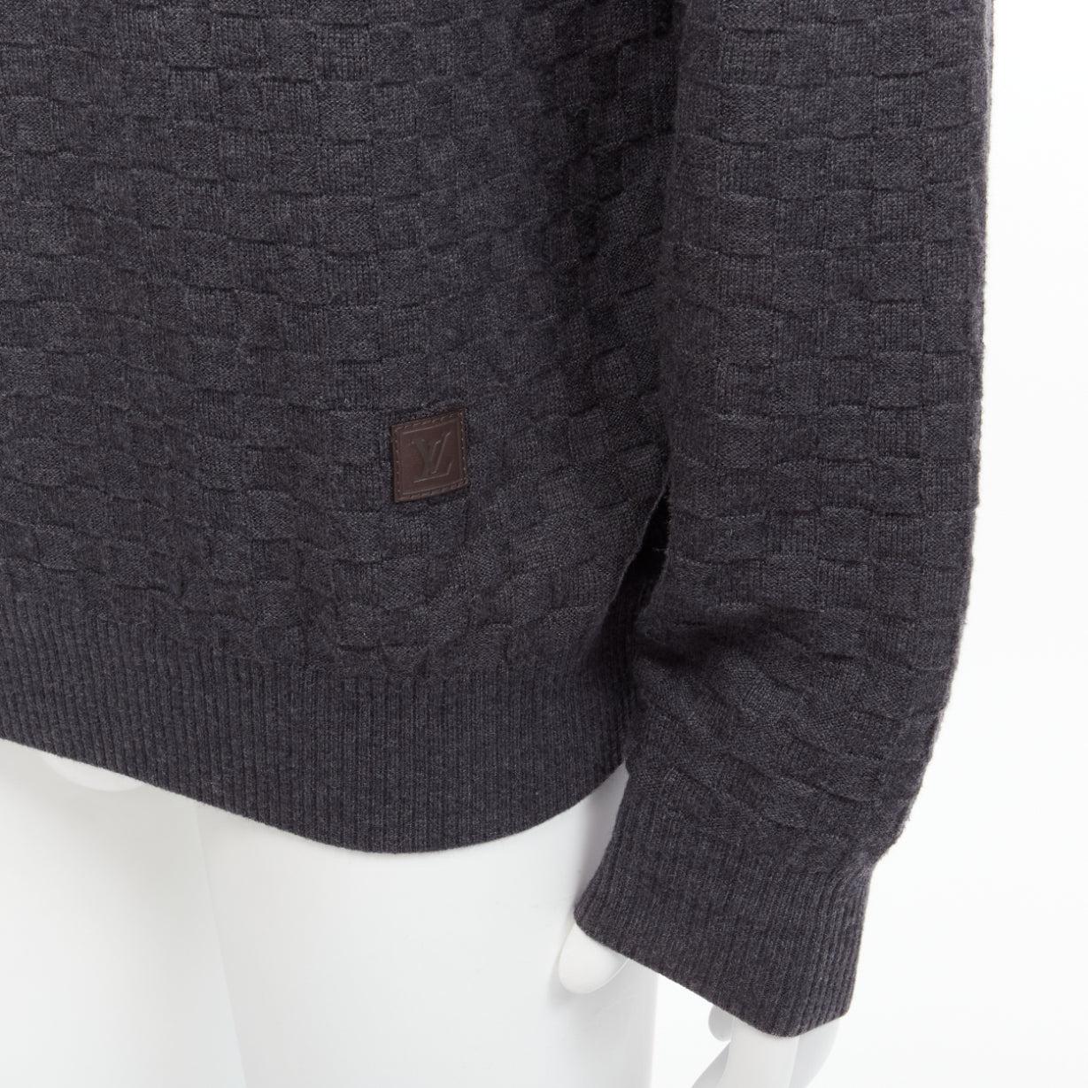 LOUIS VUITTON Damier gris laine coton carreaux LV cuir patch pull L
Référence : TGAS/D00398
Marque : Louis Vuitton
MATERIAL : Laine, coton
Couleur : Gris, Marron
Motif : damier
Fermeture : Pull-over
Détails supplémentaires : Logo LV en cuir marron
