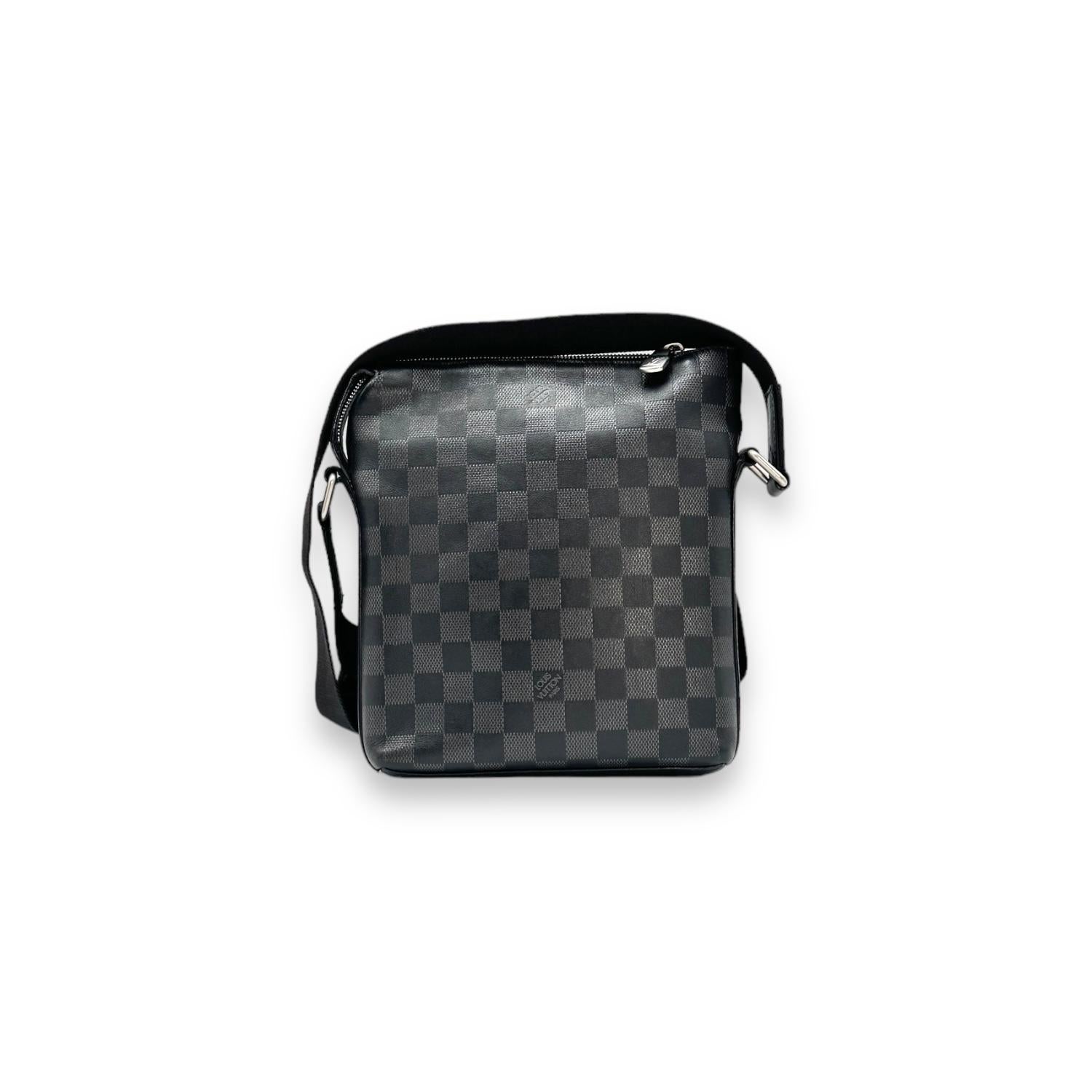 Be the trendsetter with this Louis Vuitton Damier Infini Discovery BB Messenger Onyx Bag. Made with luxurious leather and featuring a adjustable strap, this bag is both stylish and practical. With a zip closure and silver-tone hardware, it's the