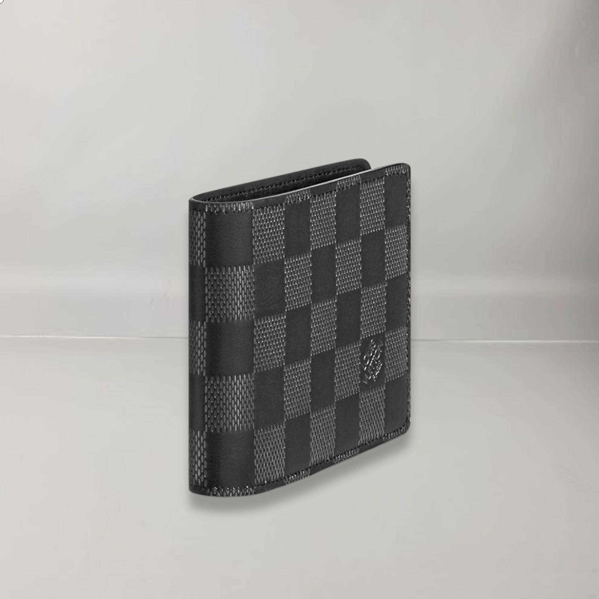 Damier Infini Onyx Silver cowhide leather
Cowhide trim
Textile lining
Silver metallic finishes
Three card slots
Two compartments for bills and receipts
Two side slots for receipts
Two slots for business cards