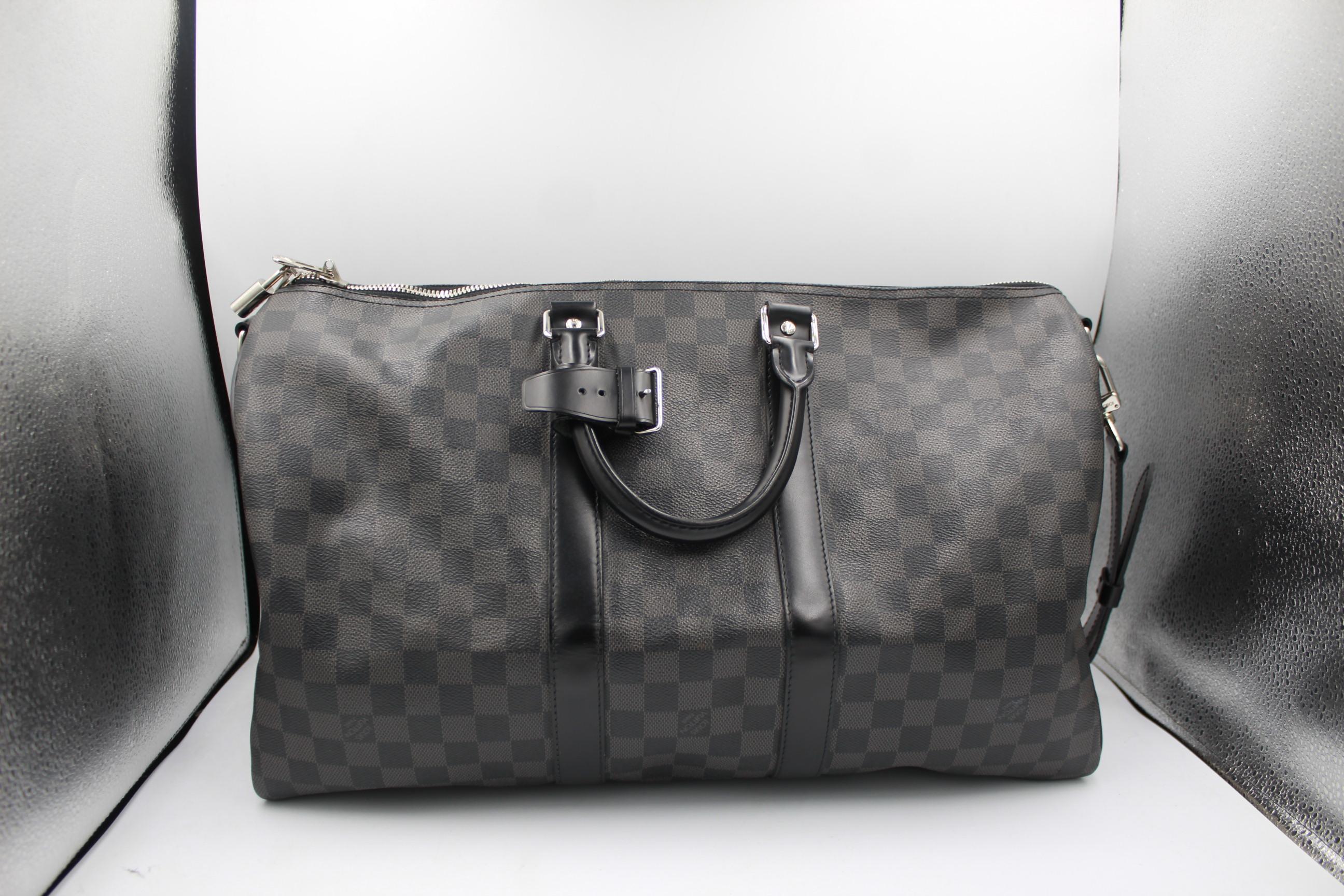 Louis Vuitton Damier Keepall 45
Good conditon 
sold with its adjustable shoulder strap its lock and keys

45cm x 25cm x 20cm