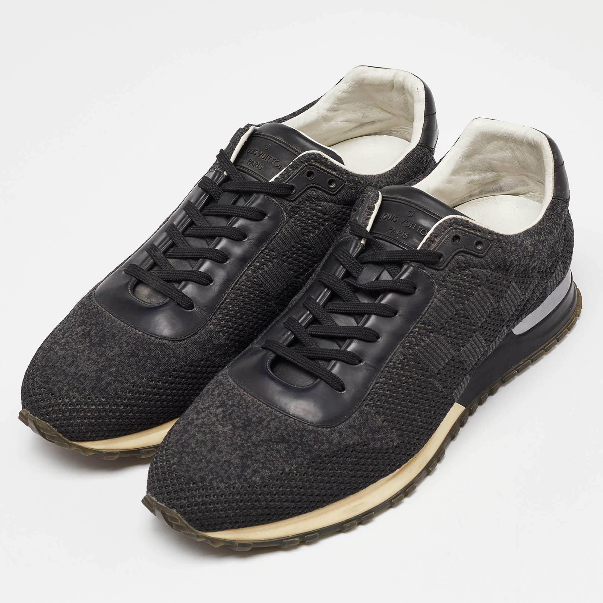 Modernisez votre style avec ces baskets LV. Méticuleusement conçues pour la mode et le confort, elles sont le choix idéal pour une foulée tendance et confortable.