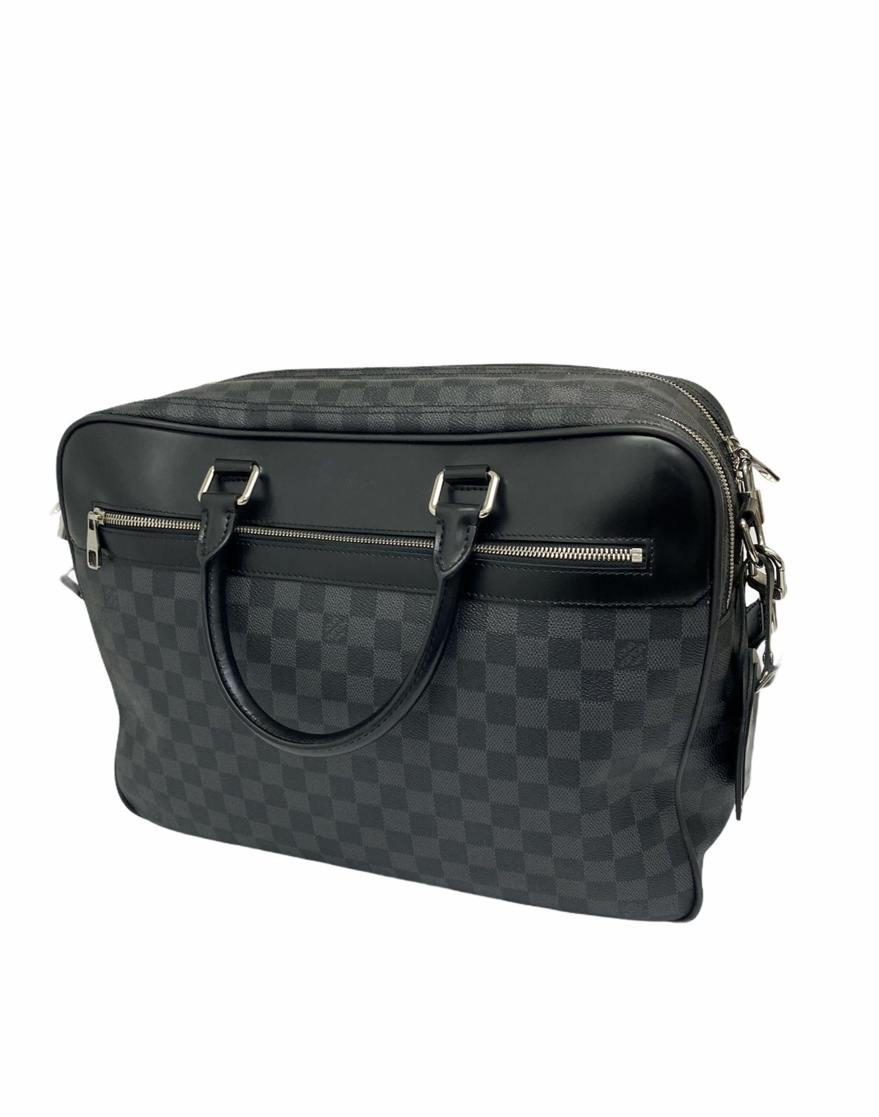 Louis Vuitton Damier bag, made of leather with silver hardware.
The bag is equipped with a zip closure, internally lined in fabric, very roomy.
The product has two rigid handles in black leather and a 4 cm thick adjustable and removable fabric